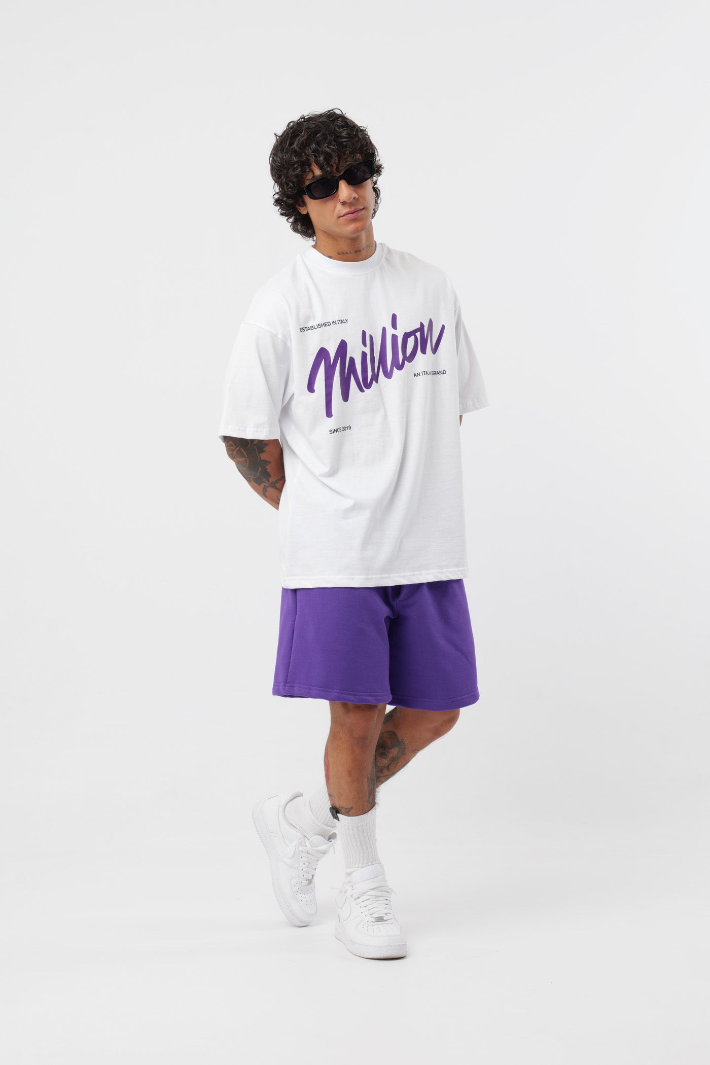 Schwarzes T-Shirt mit schwarzem Logo