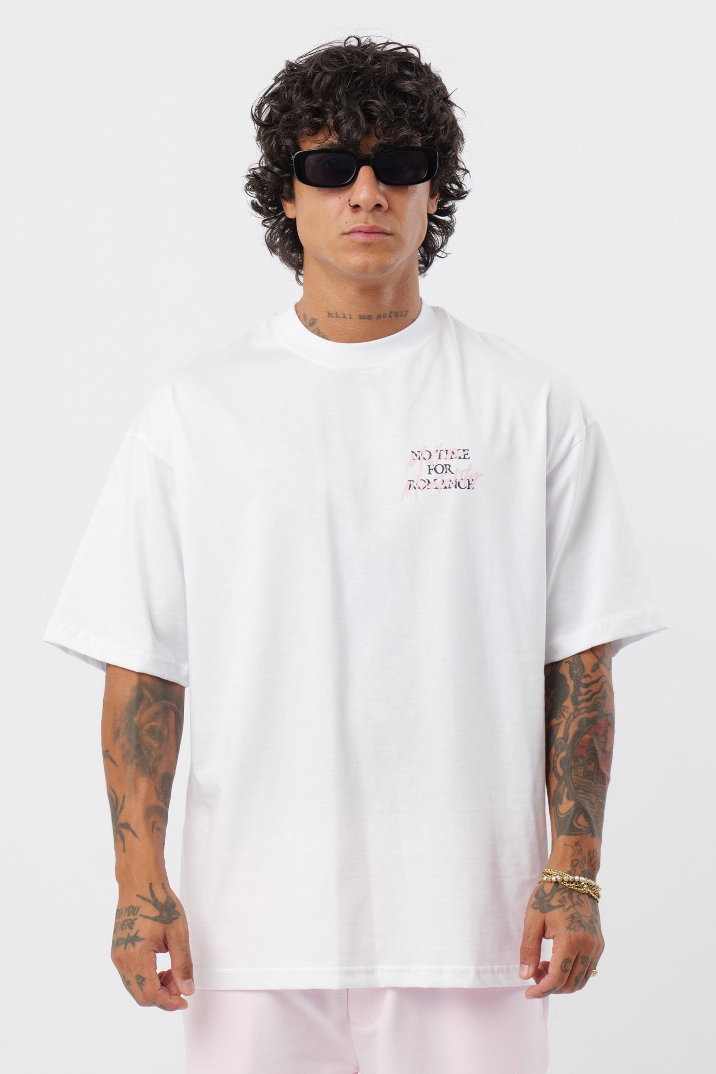 Weißes T-Shirt mit schwarzem Logo