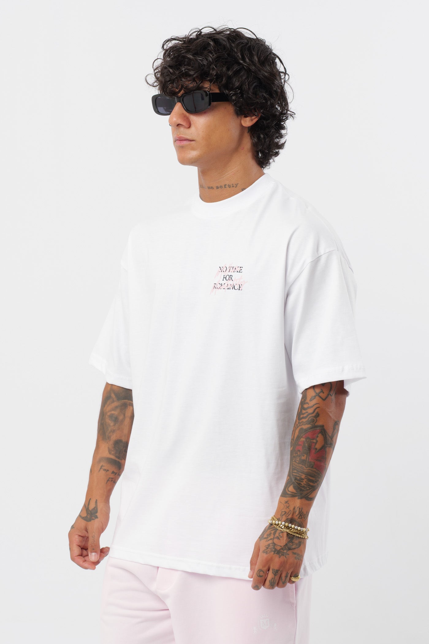 Weißes T-Shirt mit schwarzem Logo