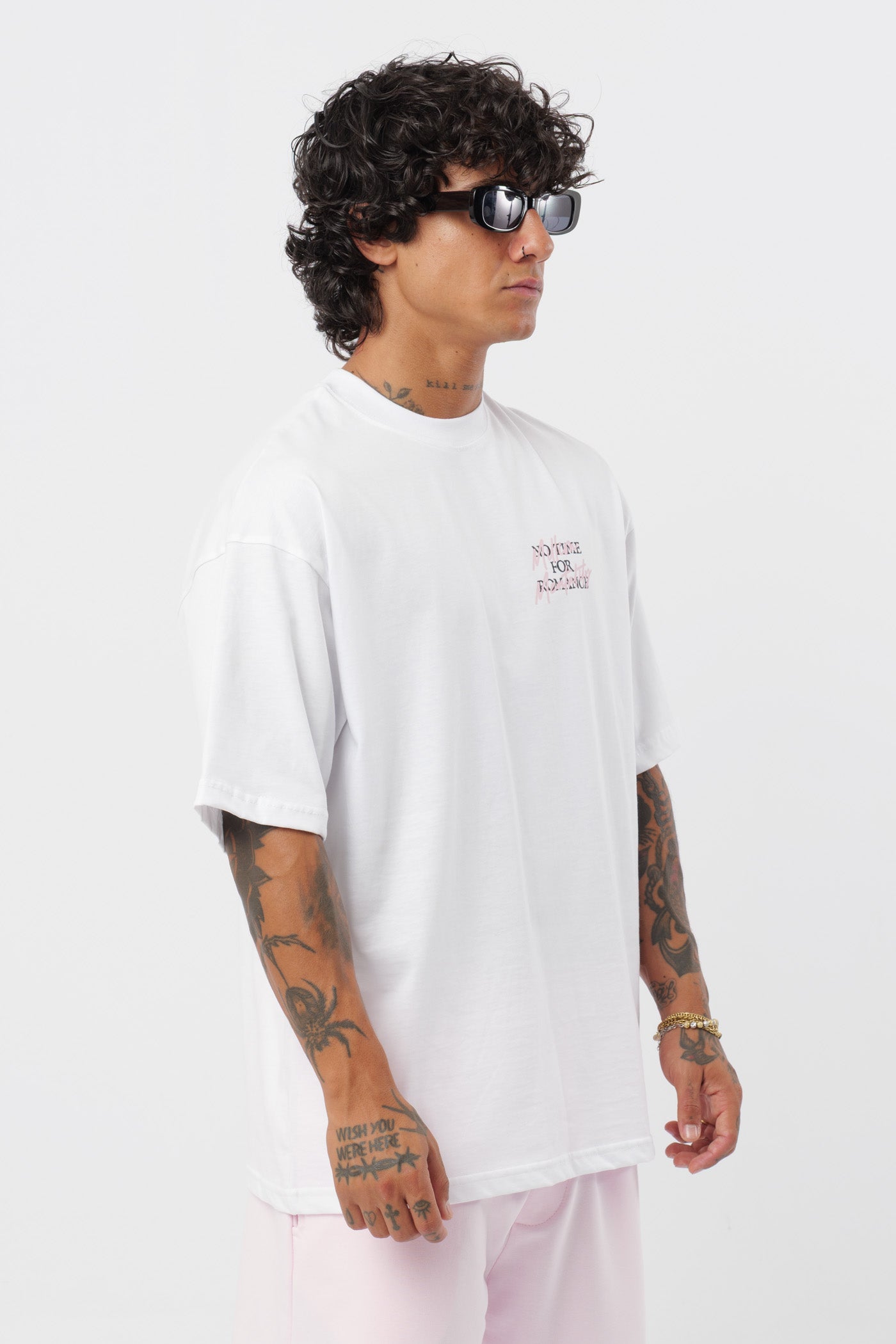 Weißes T-Shirt mit schwarzem Logo