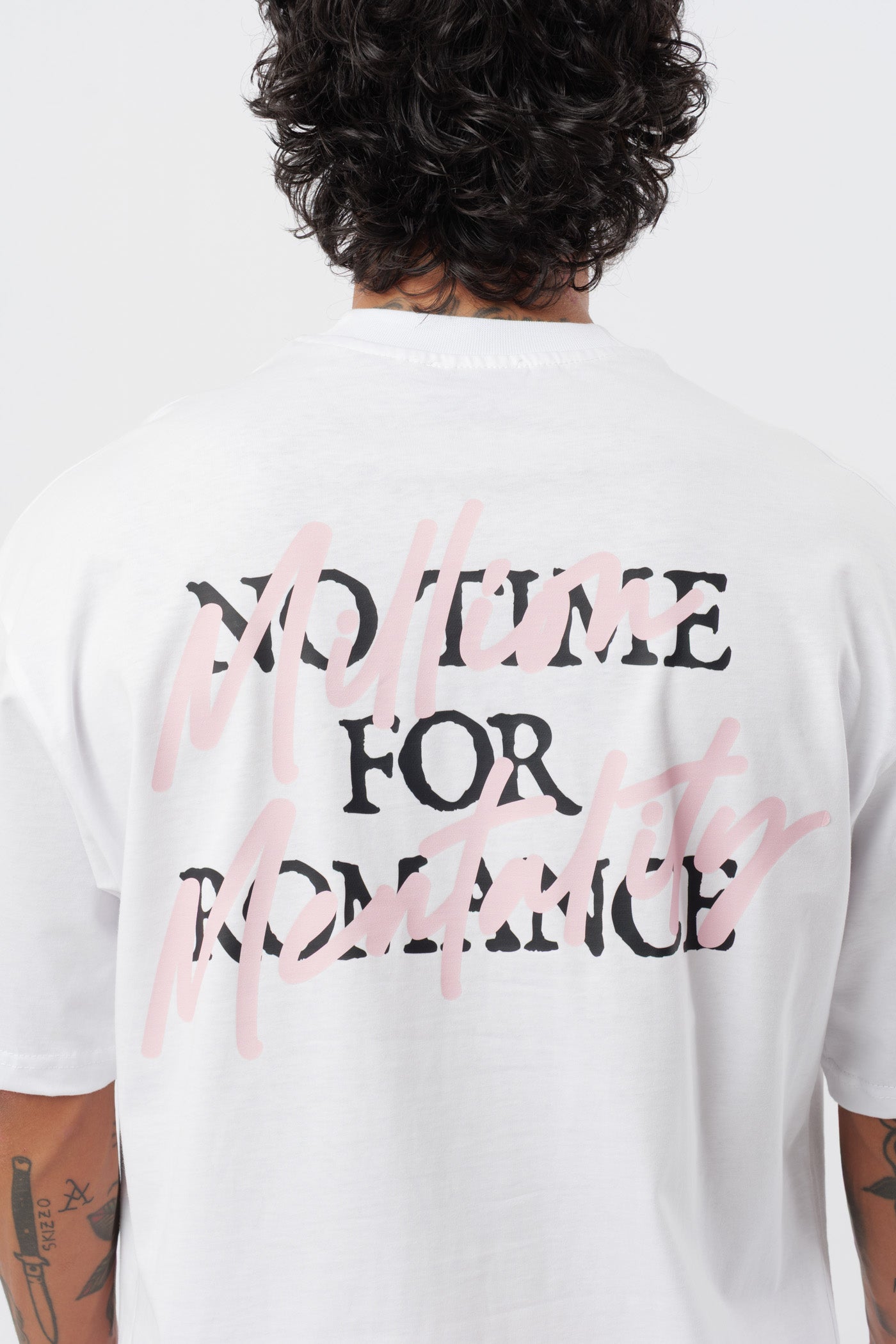 Weißes T-Shirt mit schwarzem Logo