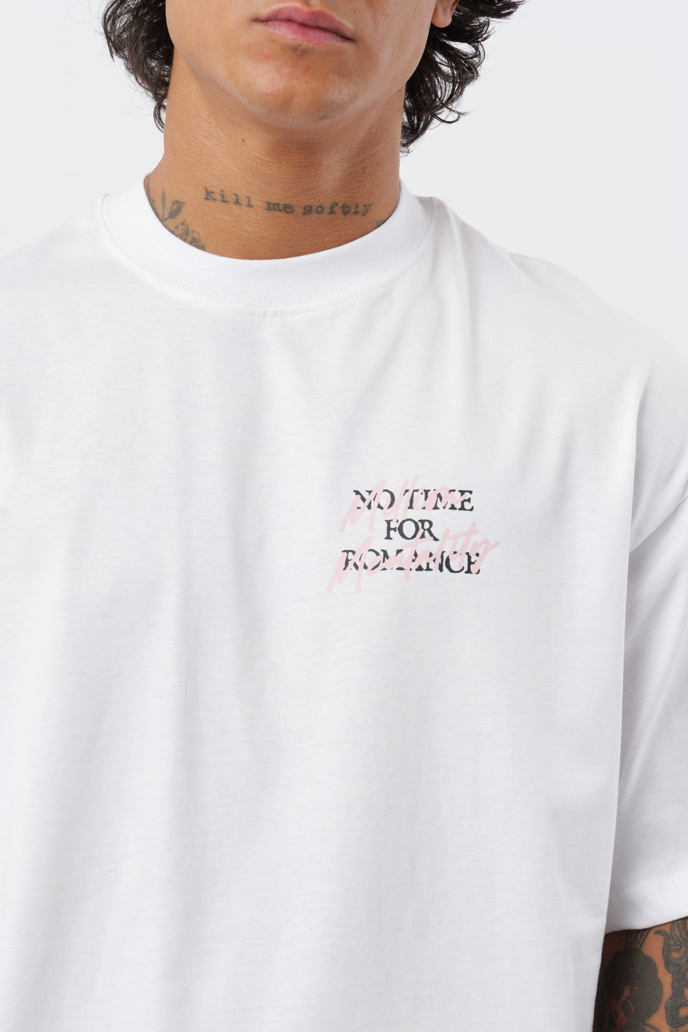 Weißes T-Shirt mit schwarzem Logo