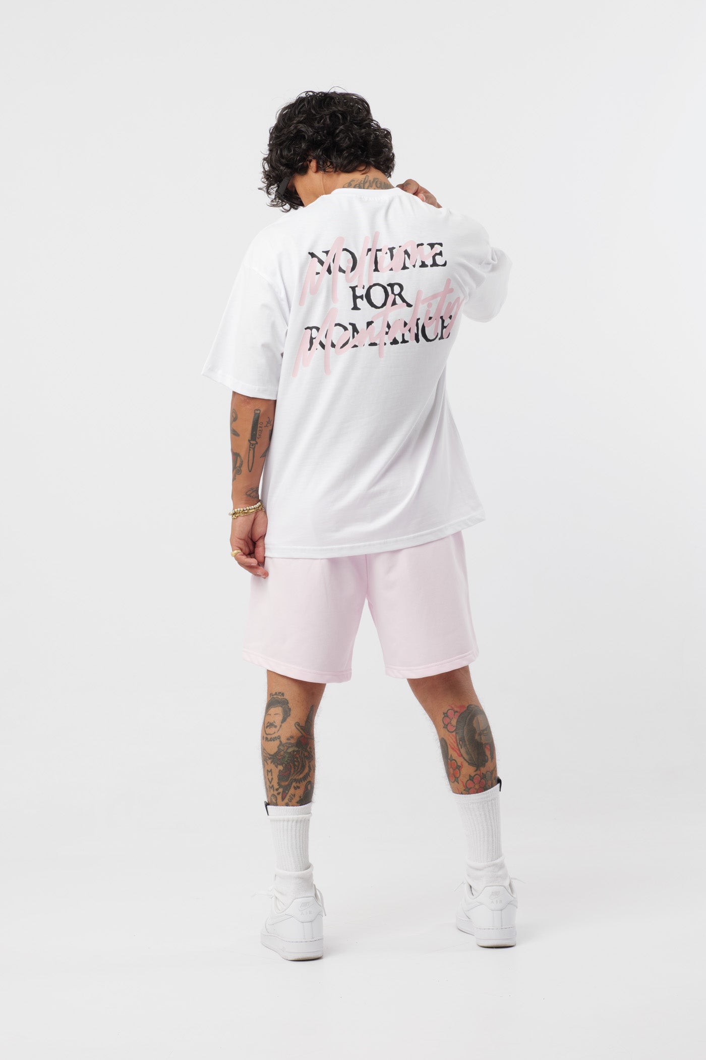 Weißes T-Shirt mit schwarzem Logo
