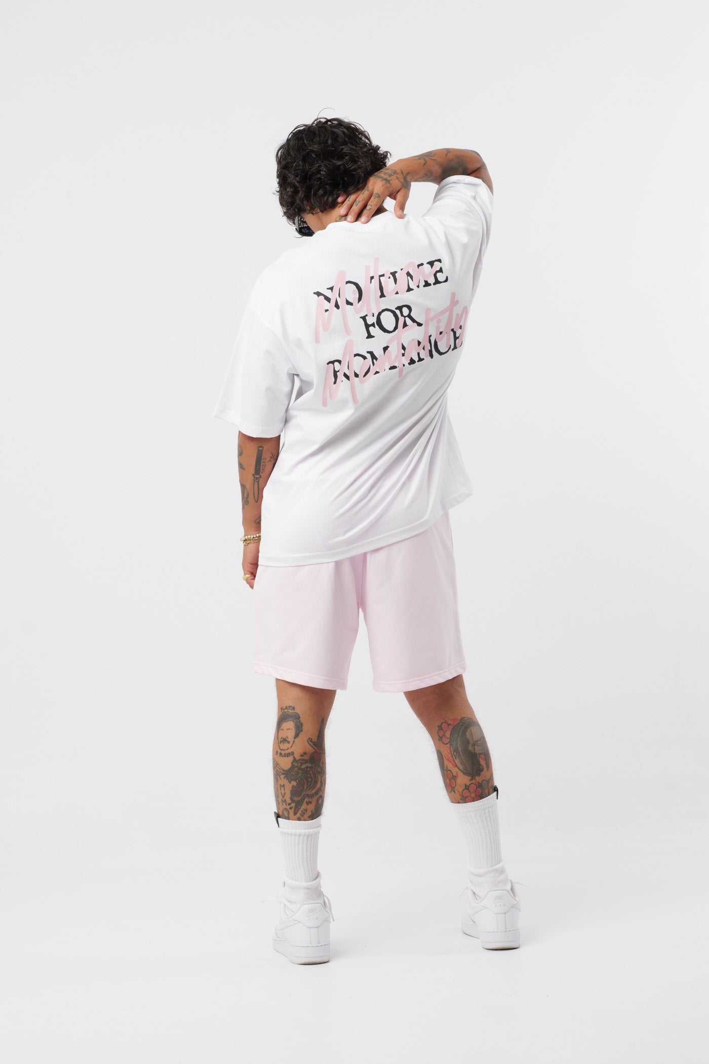 Weißes T-Shirt mit schwarzem Logo