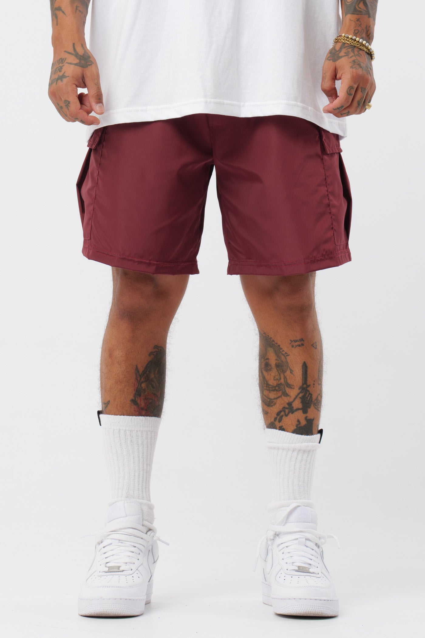 Schwarzes T-Shirt mit schwarzem Logo