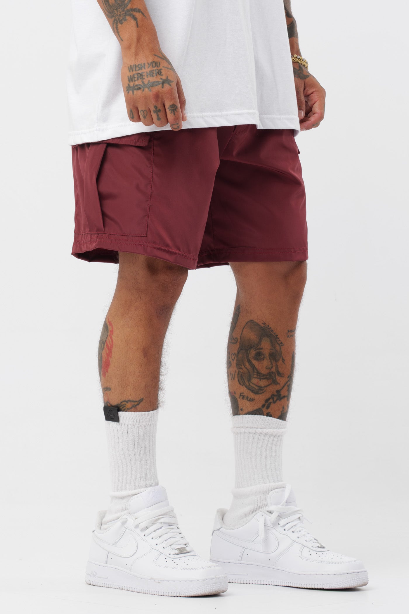 Schwarzes T-Shirt mit schwarzem Logo