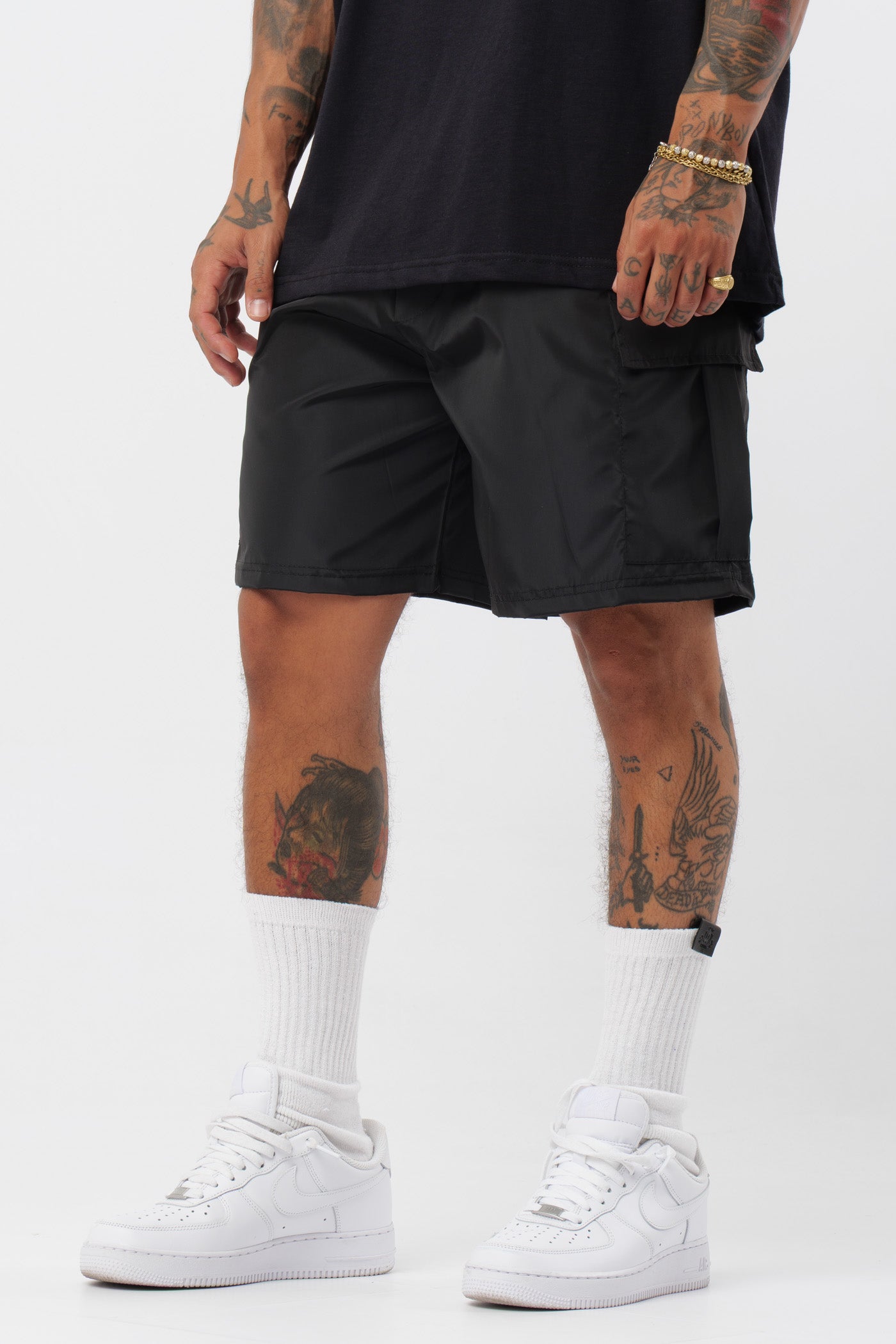 Schwarzes T-Shirt mit schwarzem Logo