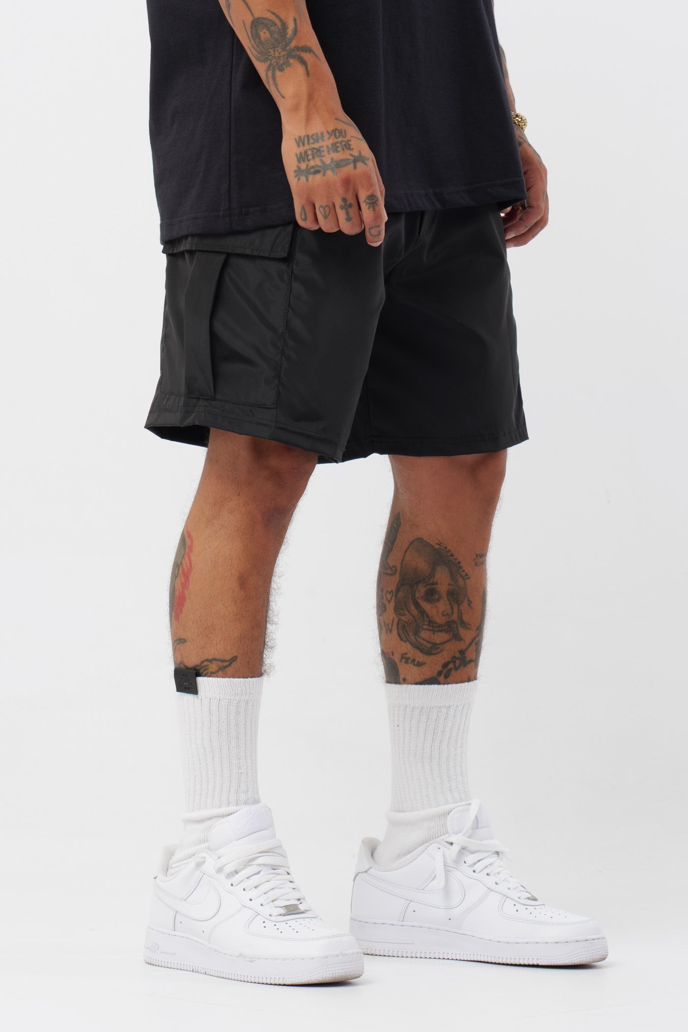 Schwarzes T-Shirt mit schwarzem Logo
