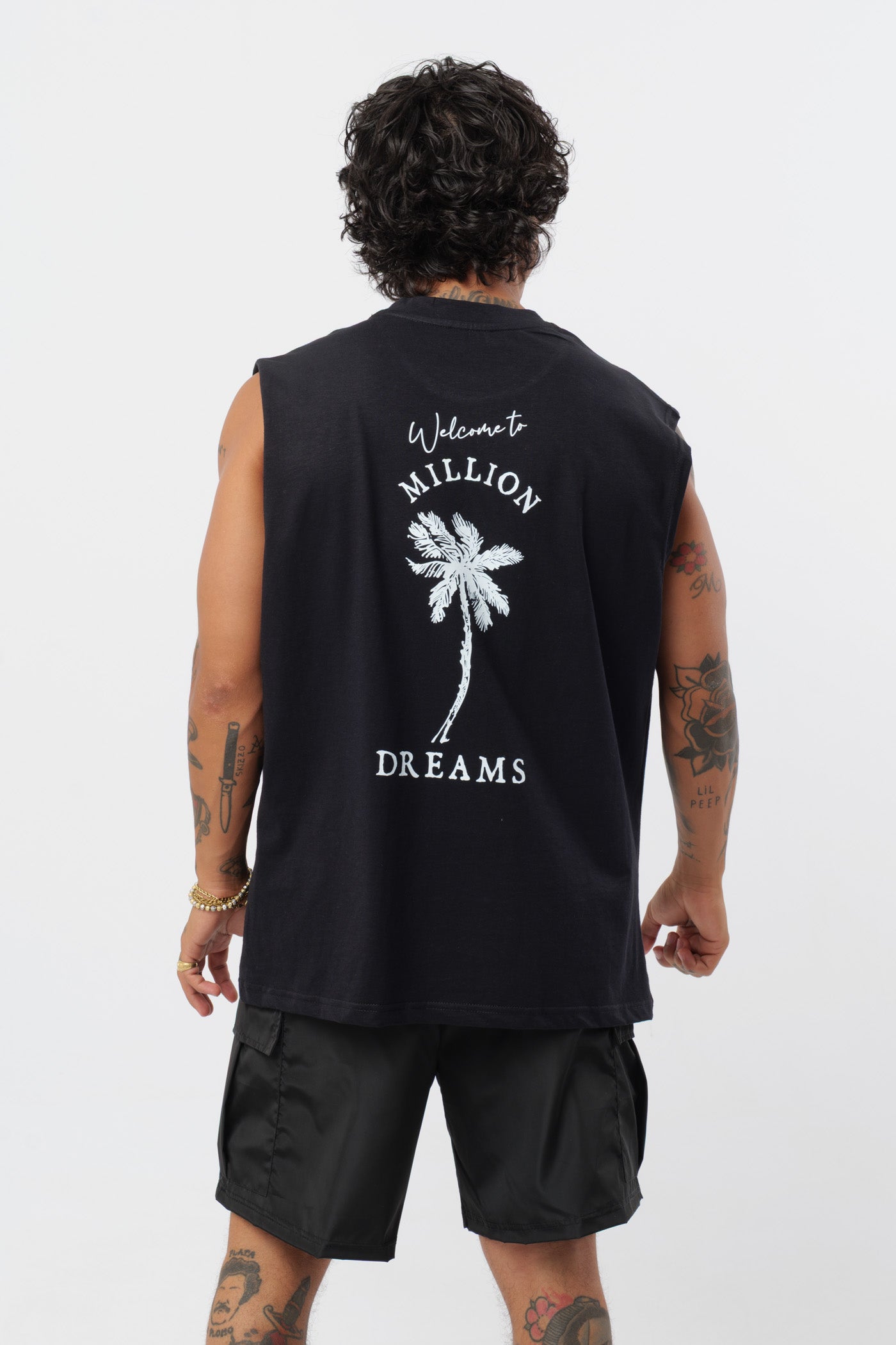 Schwarzes T-Shirt mit schwarzem Logo