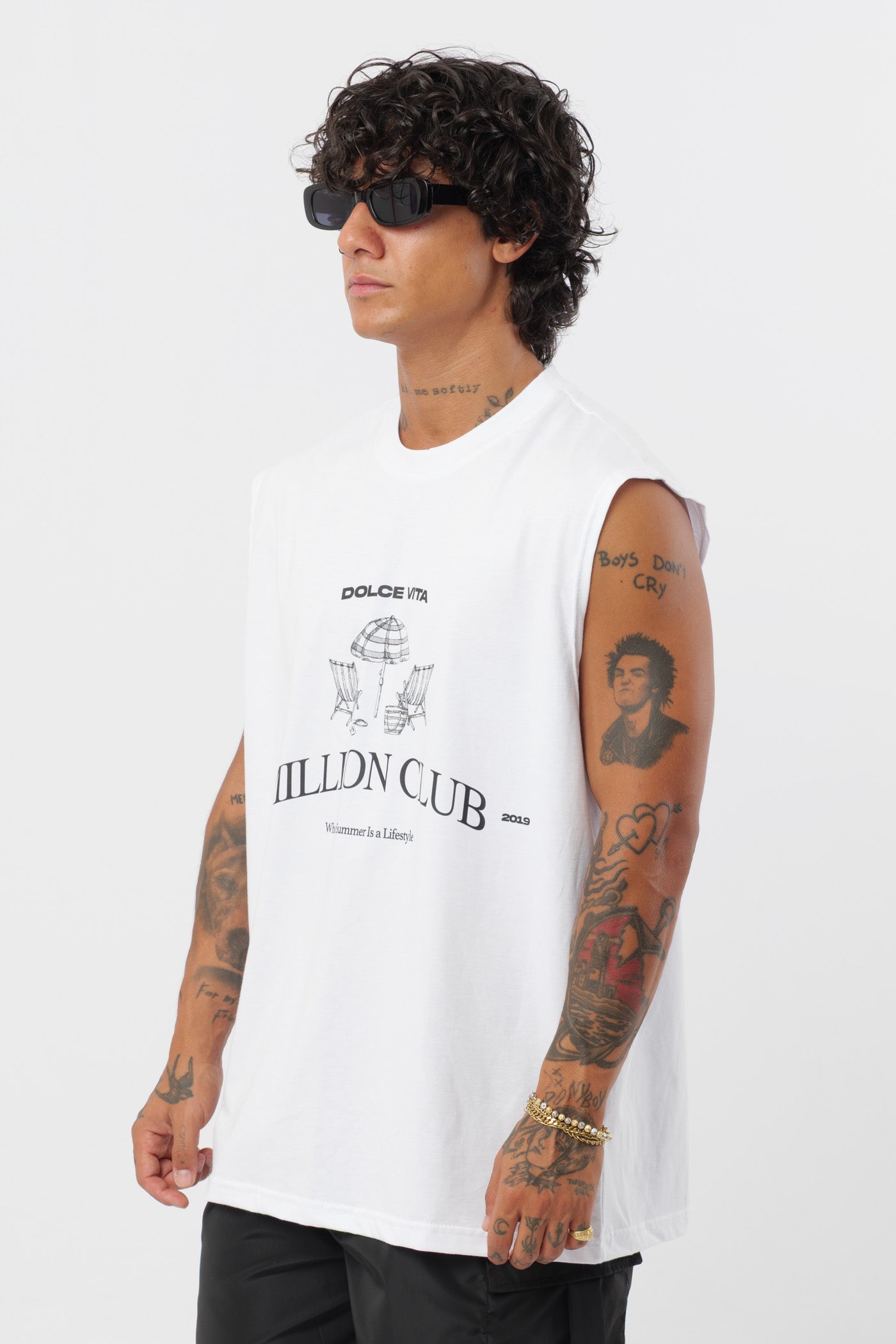 Weißes T-Shirt mit schwarzem Logo