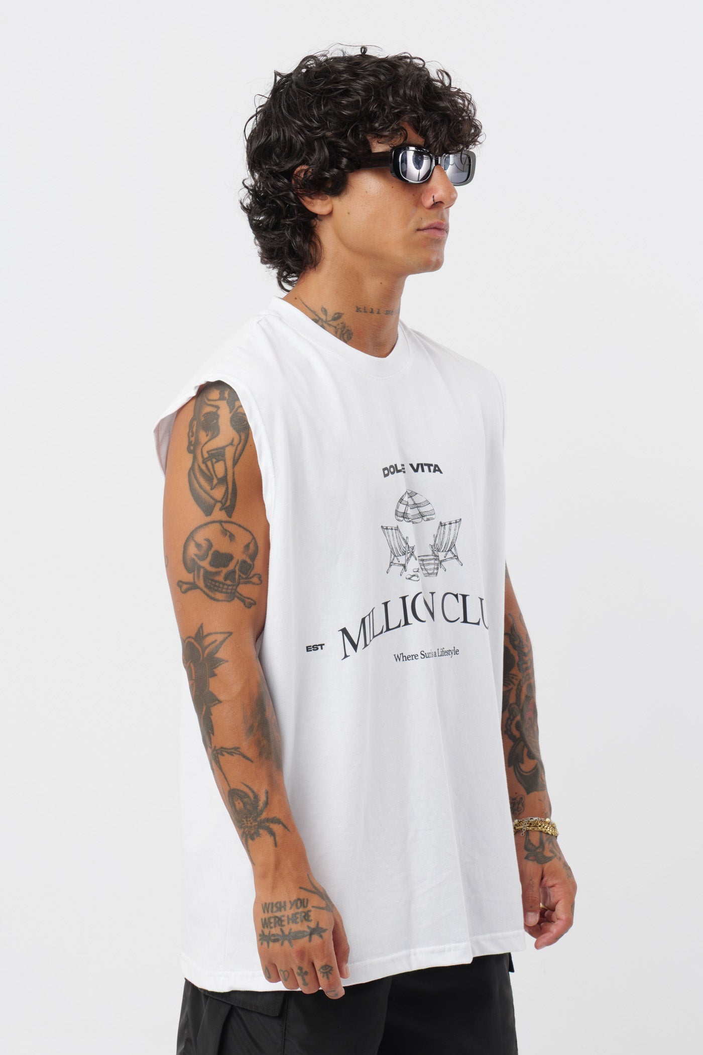 Weißes T-Shirt mit schwarzem Logo