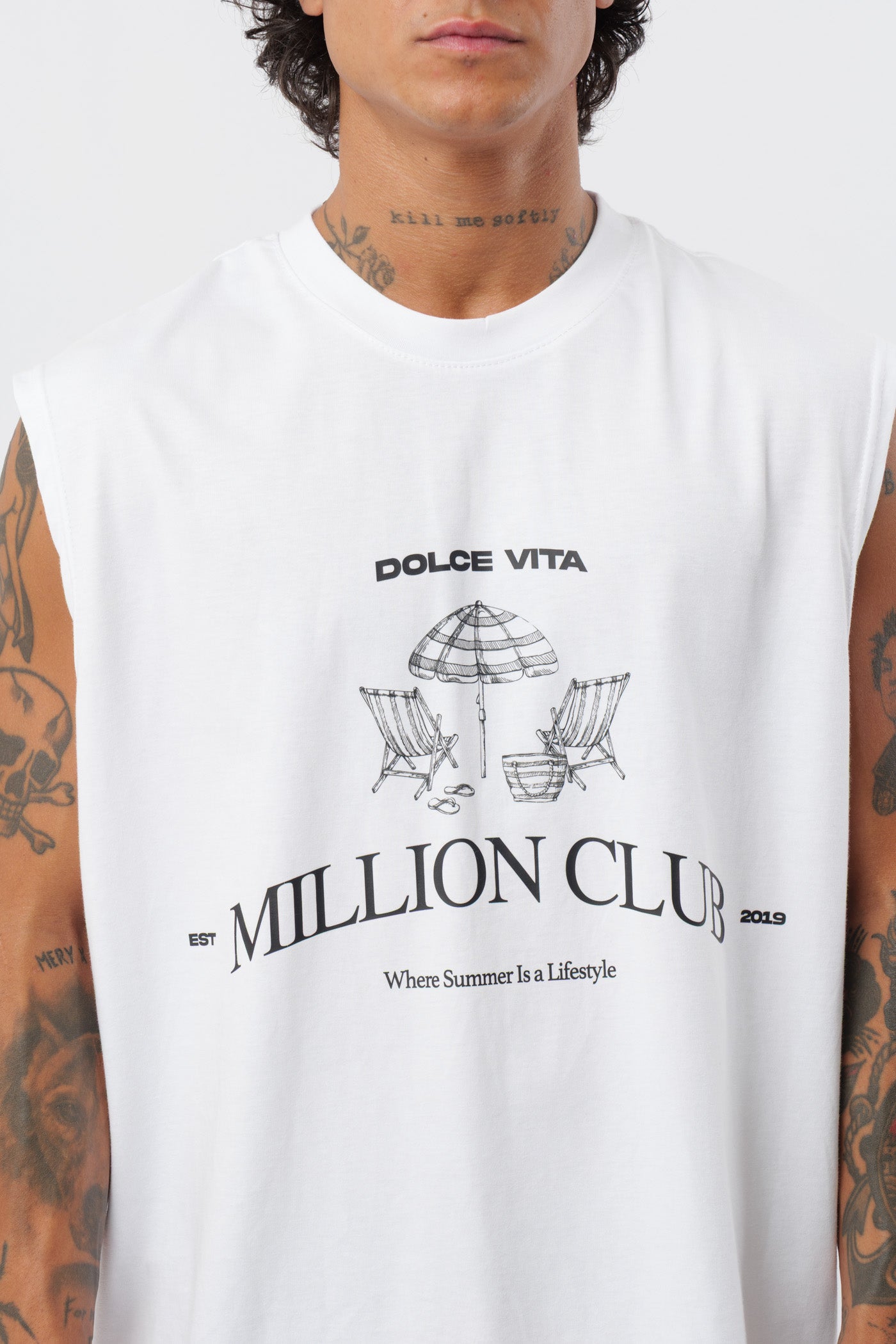 Weißes T-Shirt mit schwarzem Logo