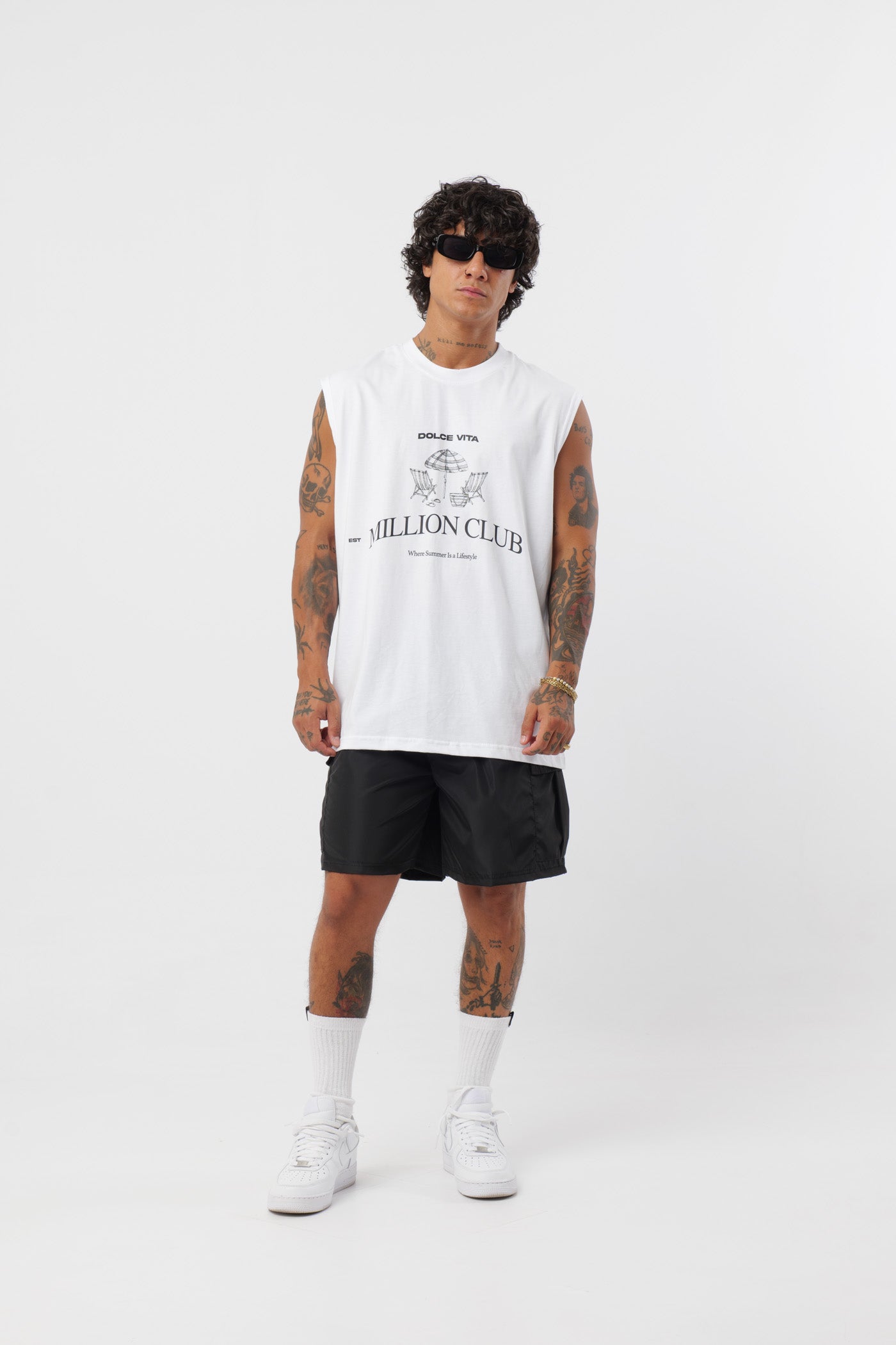 Weißes T-Shirt mit schwarzem Logo