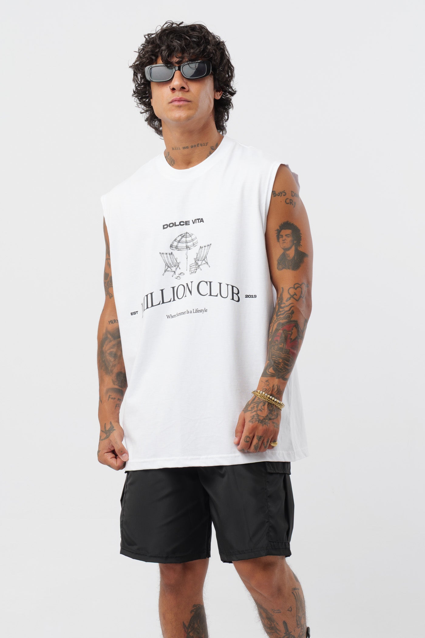 Weißes T-Shirt mit schwarzem Logo