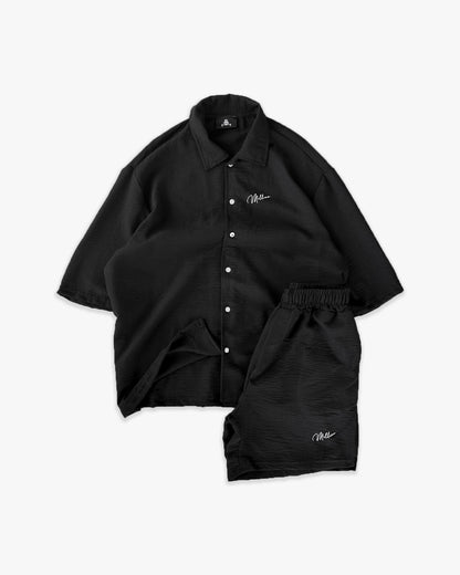 Schwarzes T-Shirt mit schwarzem Logo