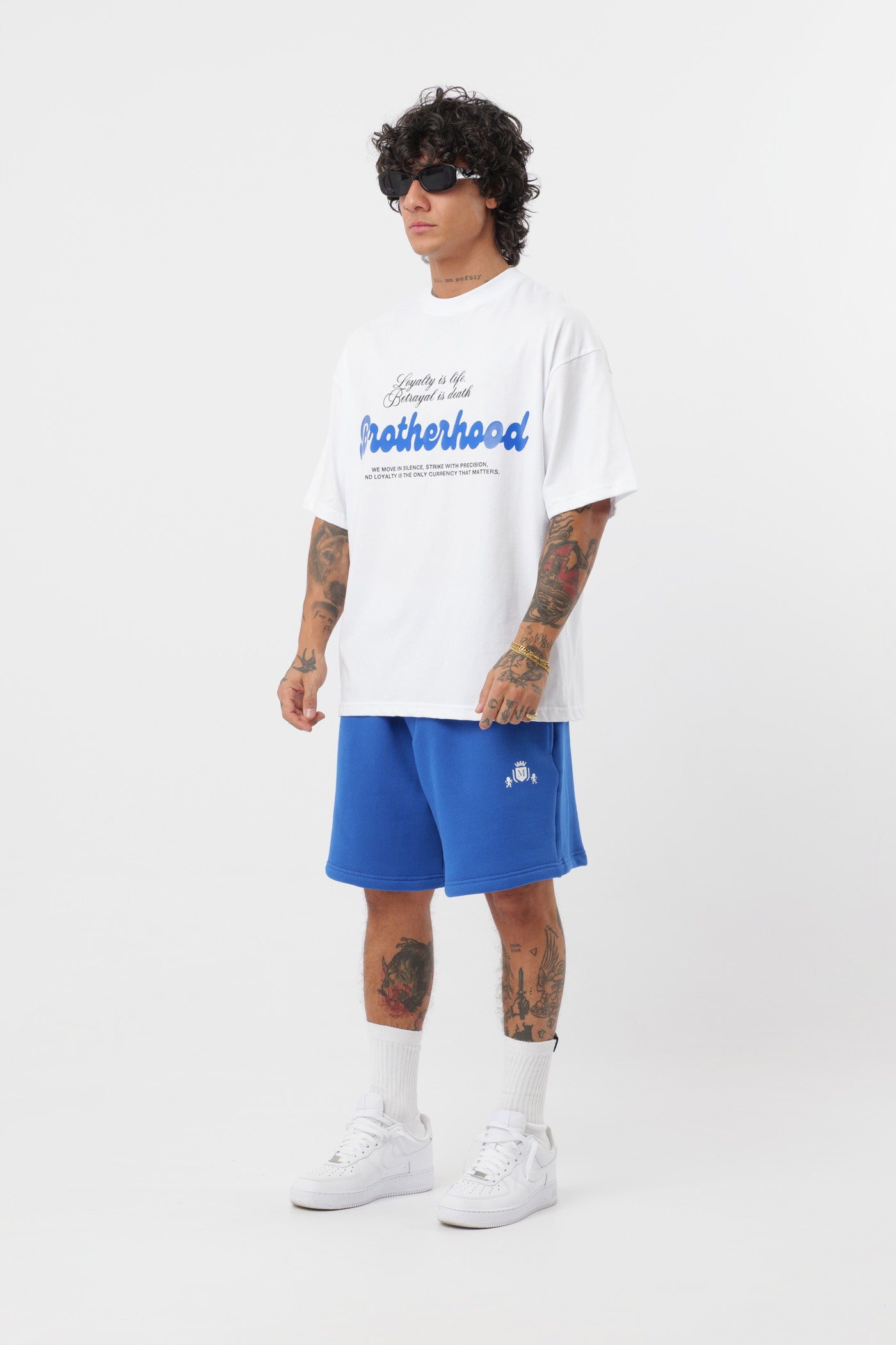 Weißes T-Shirt mit schwarzem Logo