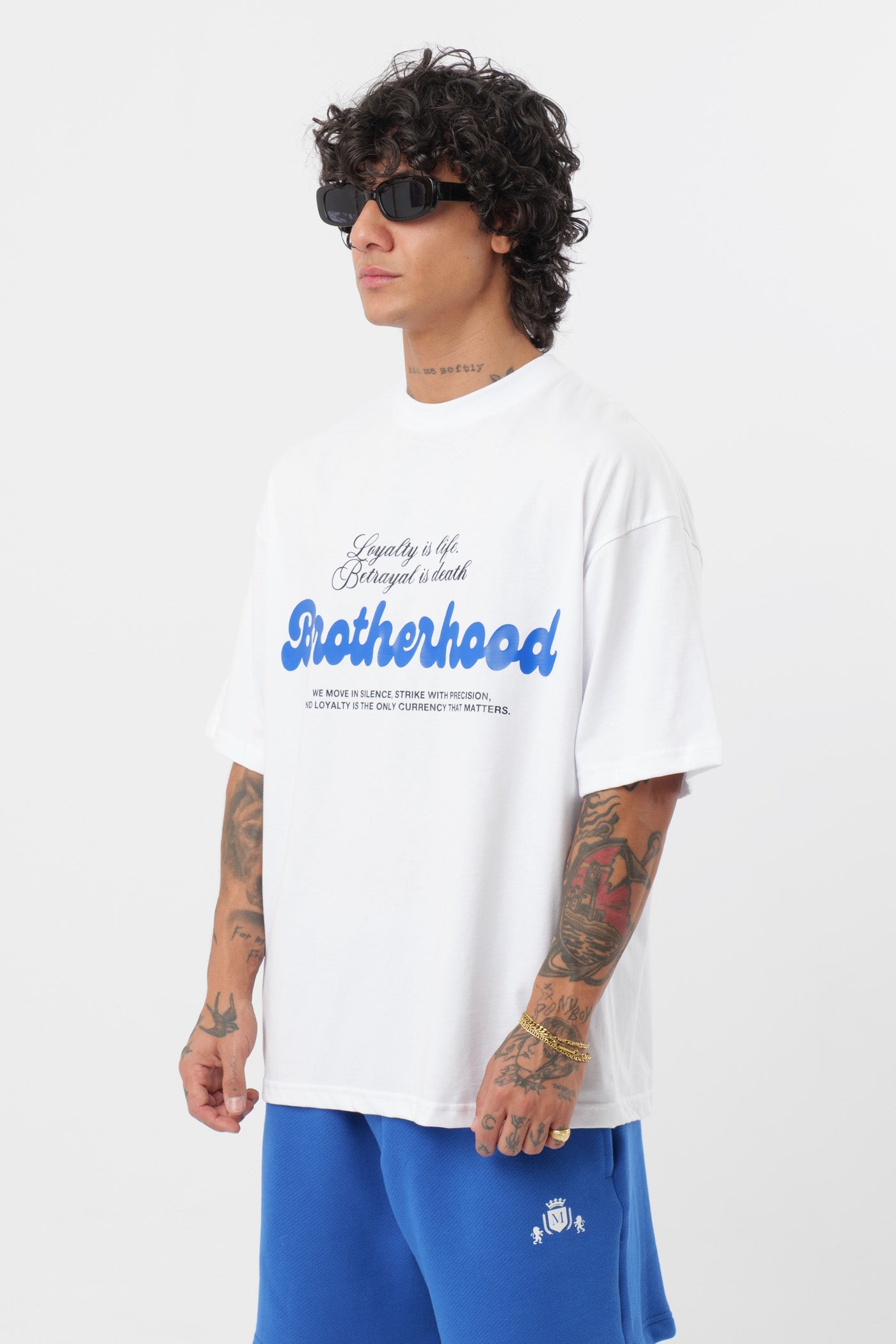 Weißes T-Shirt mit schwarzem Logo