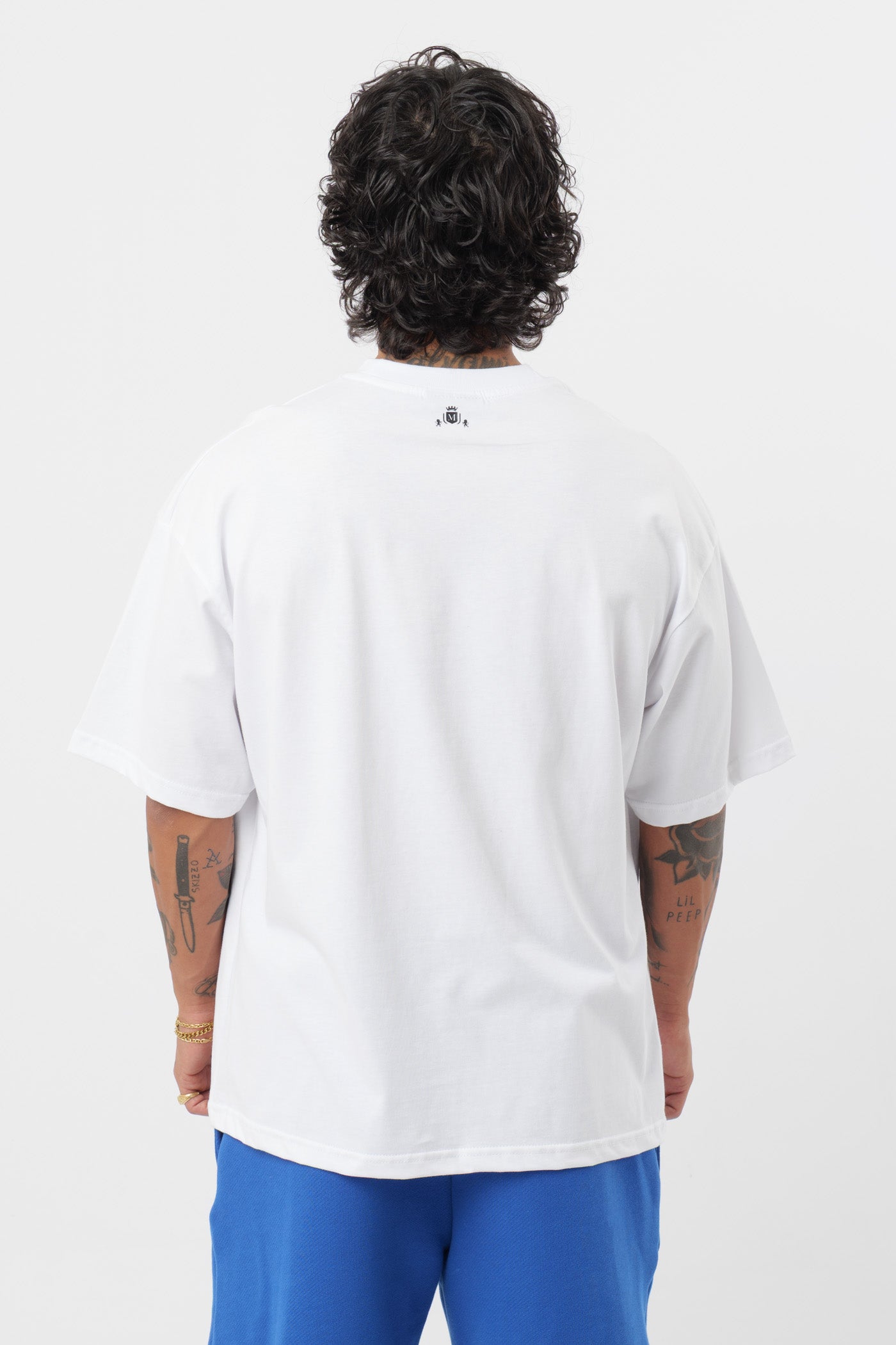 Weißes T-Shirt mit schwarzem Logo