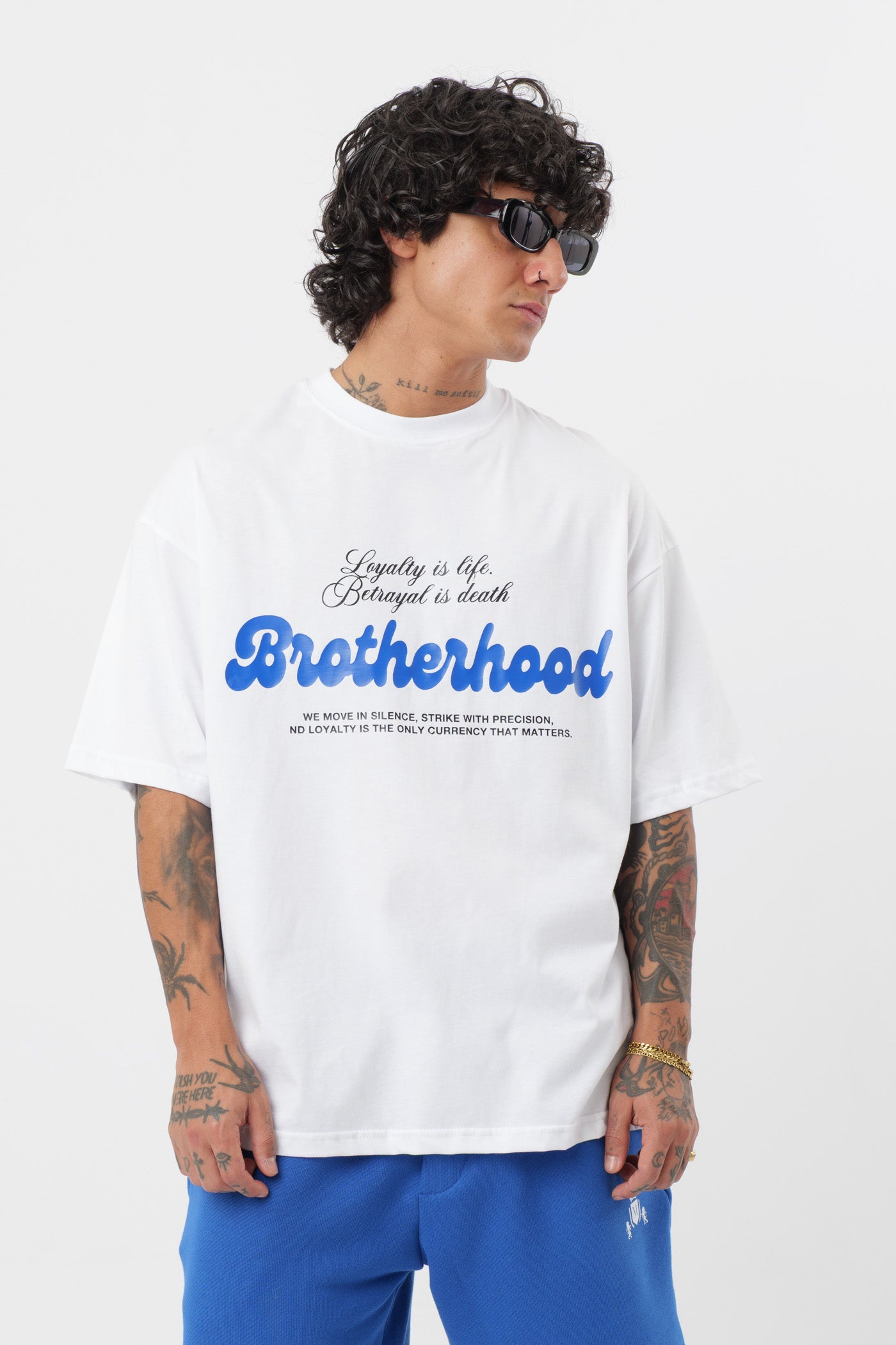 Weißes T-Shirt mit schwarzem Logo