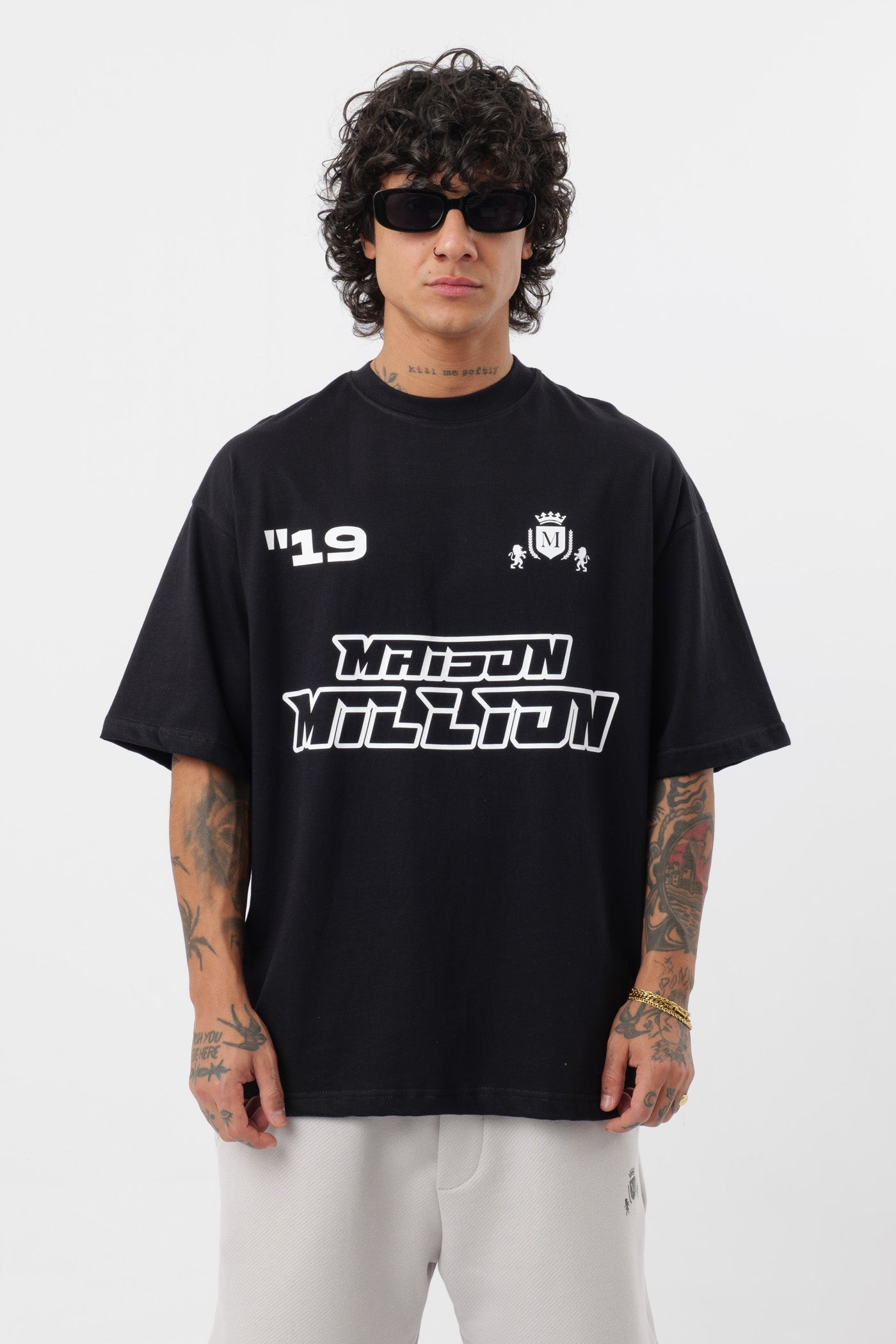 Schwarzes T-Shirt mit schwarzem Logo