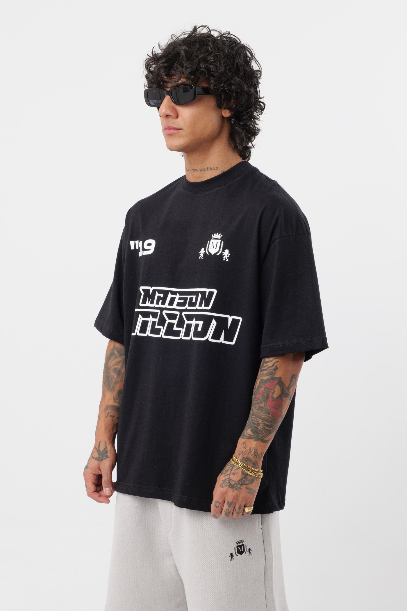 Schwarzes T-Shirt mit schwarzem Logo