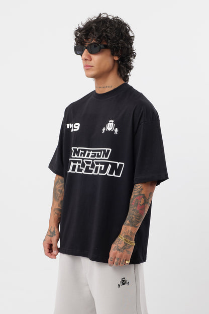 Schwarzes T-Shirt mit schwarzem Logo