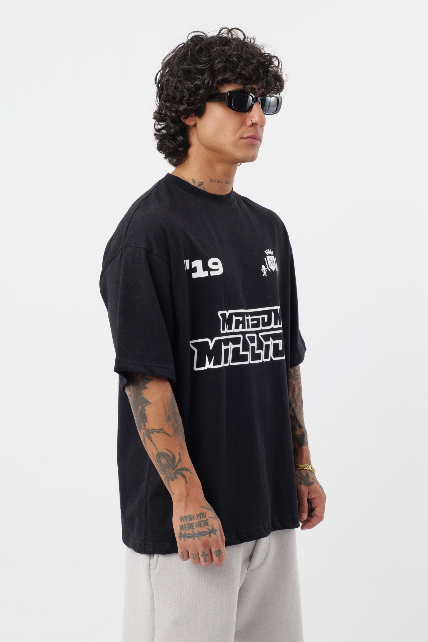 Schwarzes T-Shirt mit schwarzem Logo
