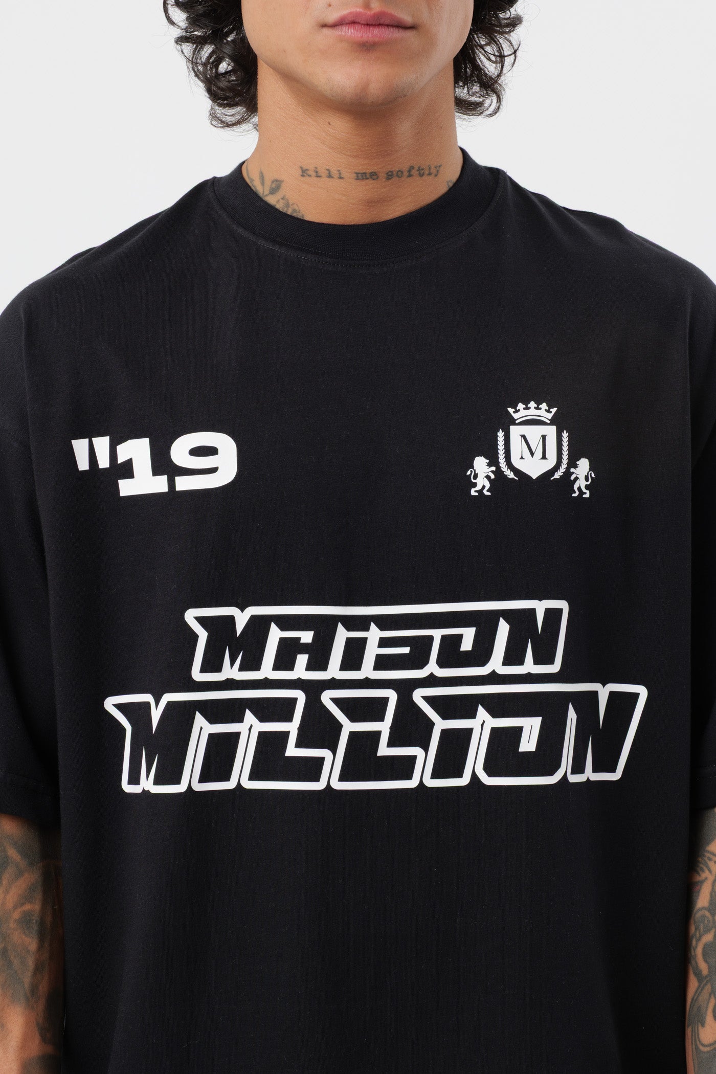 Schwarzes T-Shirt mit schwarzem Logo