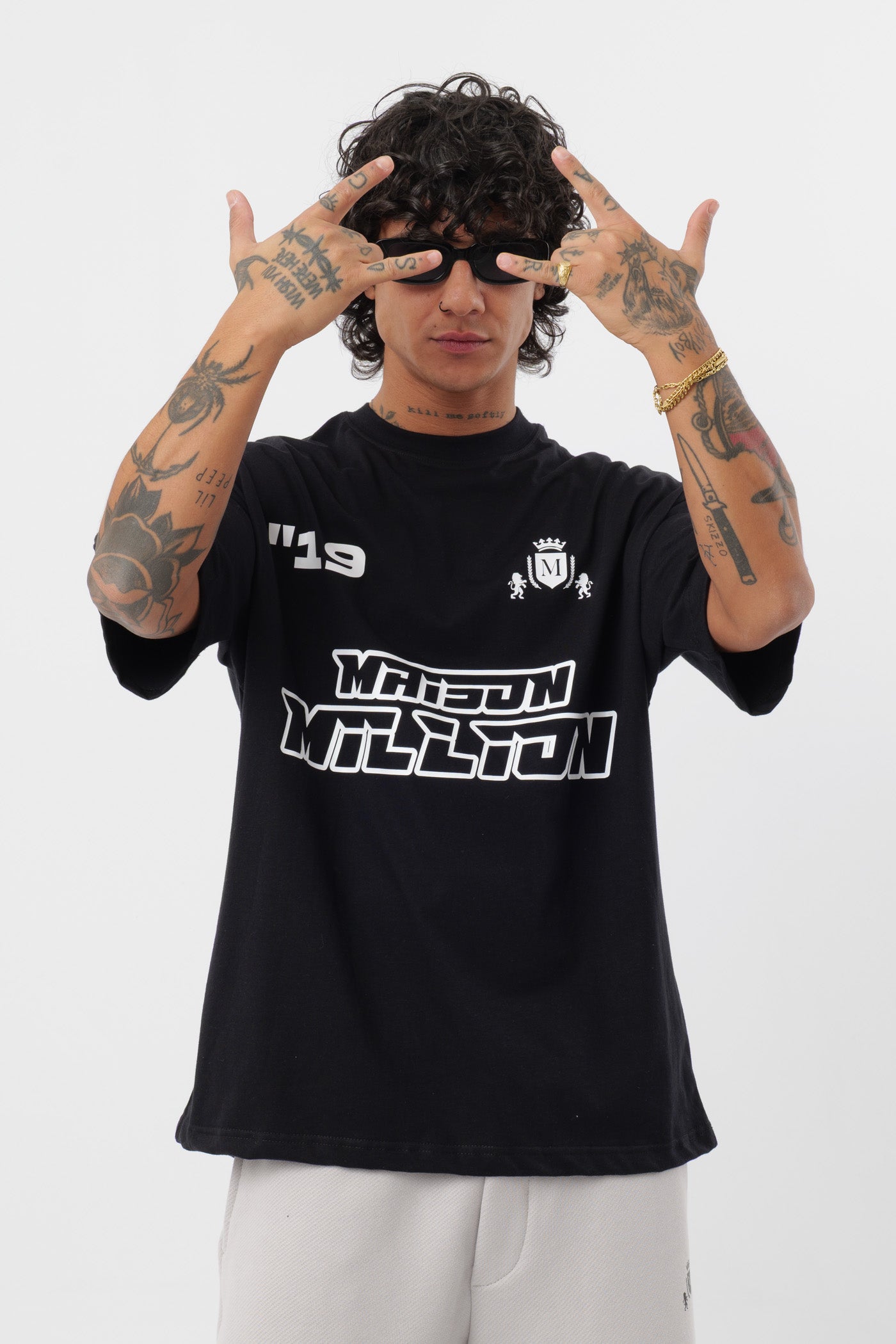 Schwarzes T-Shirt mit schwarzem Logo