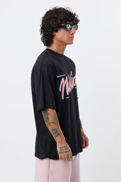 Schwarzes T-Shirt mit schwarzem Logo