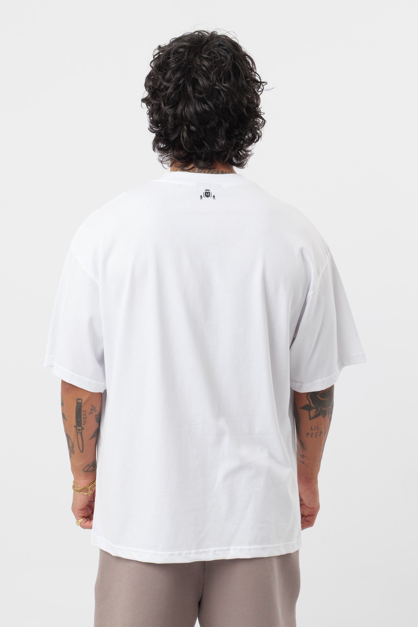 Weißes T-Shirt mit schwarzem Logo