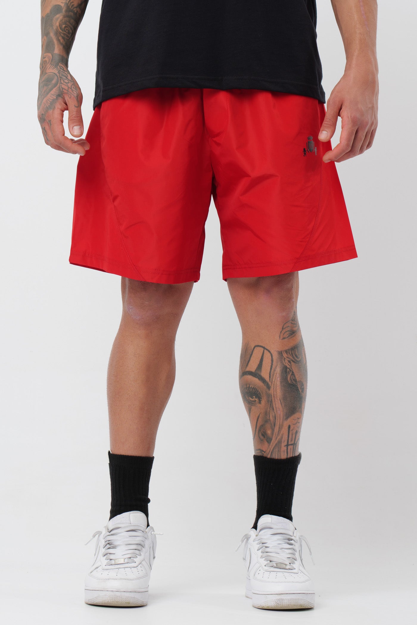 Schwarzes T-Shirt mit schwarzem Logo