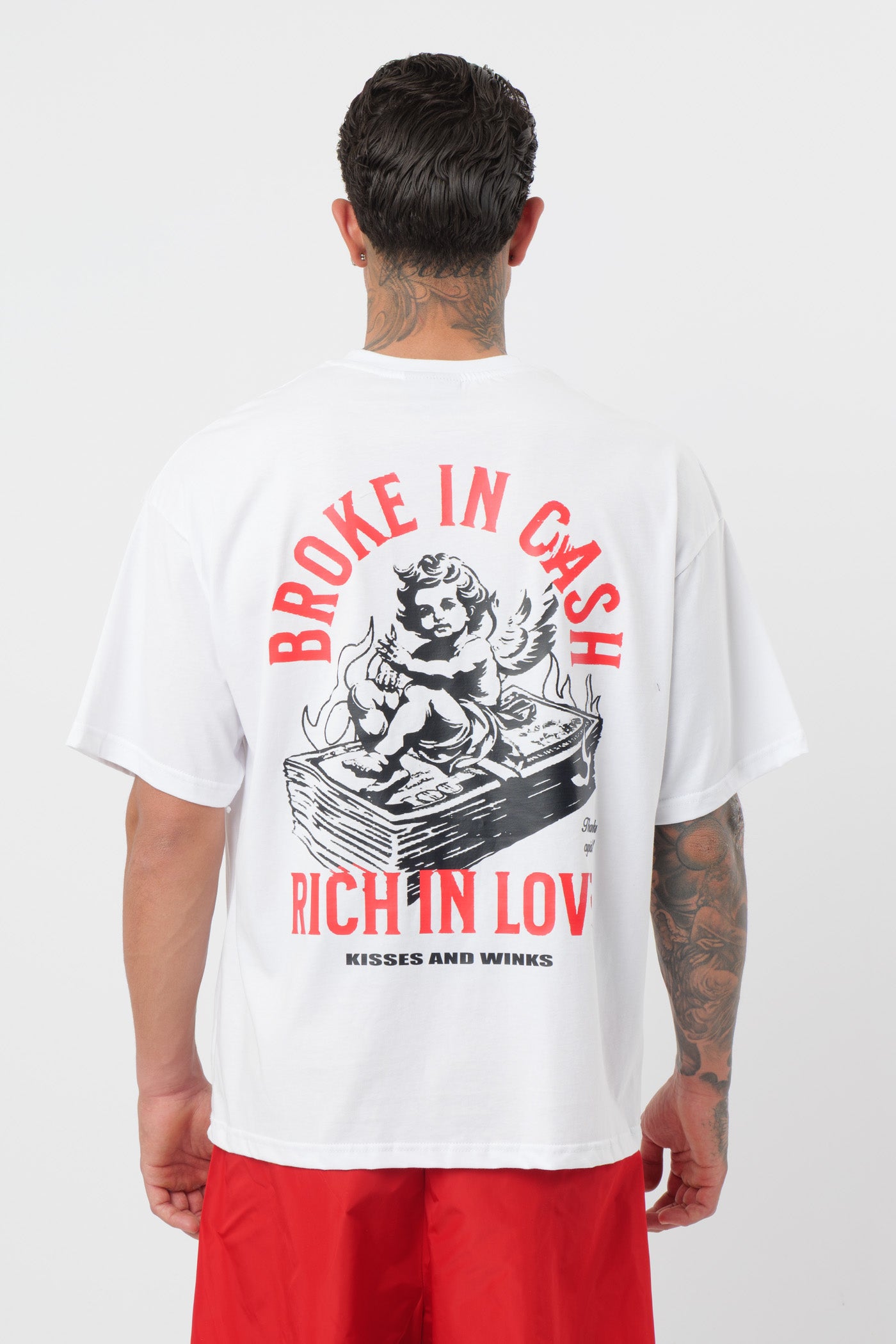 Weißes T-Shirt mit schwarzem Logo