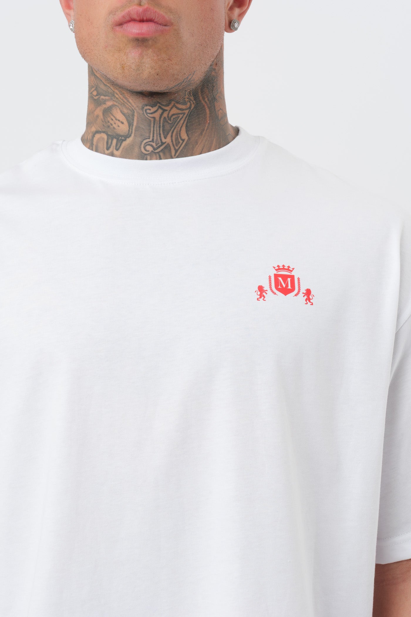 Weißes T-Shirt mit schwarzem Logo