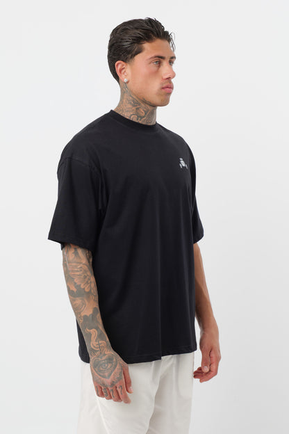 Schwarzes T-Shirt mit schwarzem Logo
