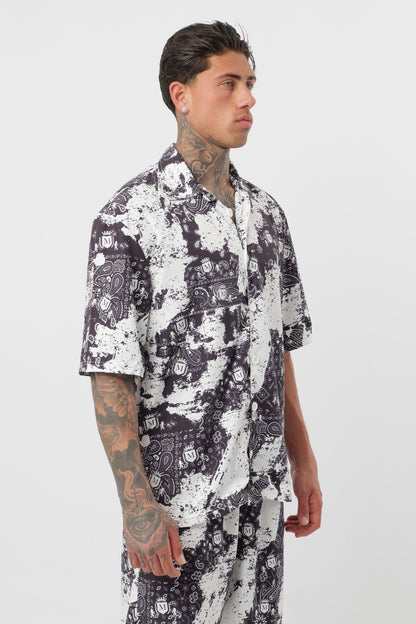Schwarzes T-Shirt mit schwarzem Logo