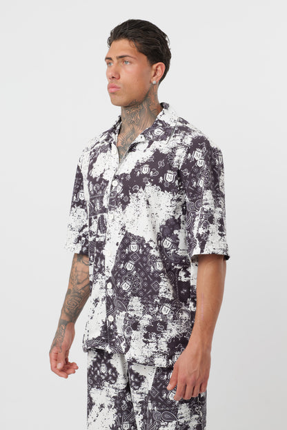 Schwarzes T-Shirt mit schwarzem Logo