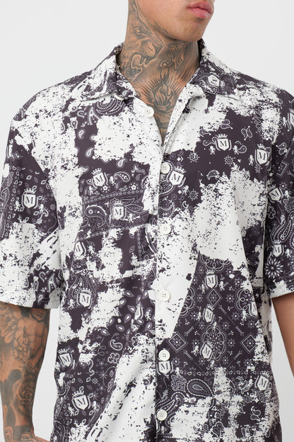 Schwarzes T-Shirt mit schwarzem Logo