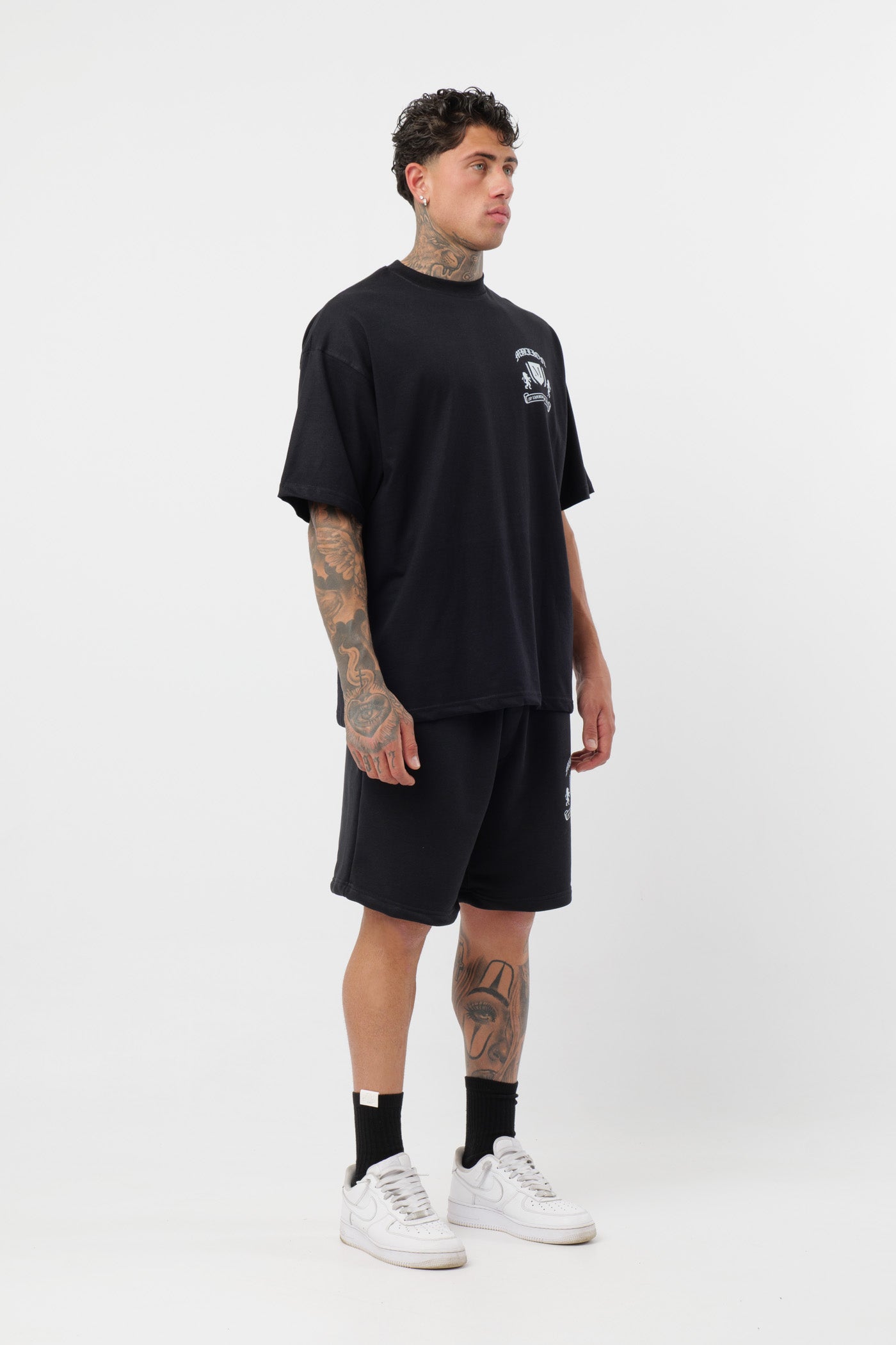 Weißes T-Shirt mit schwarzem Logo