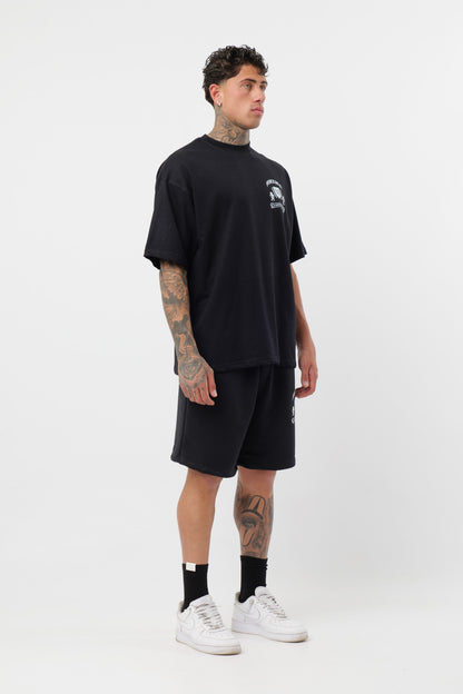 Schwarzes T-Shirt mit schwarzem Logo