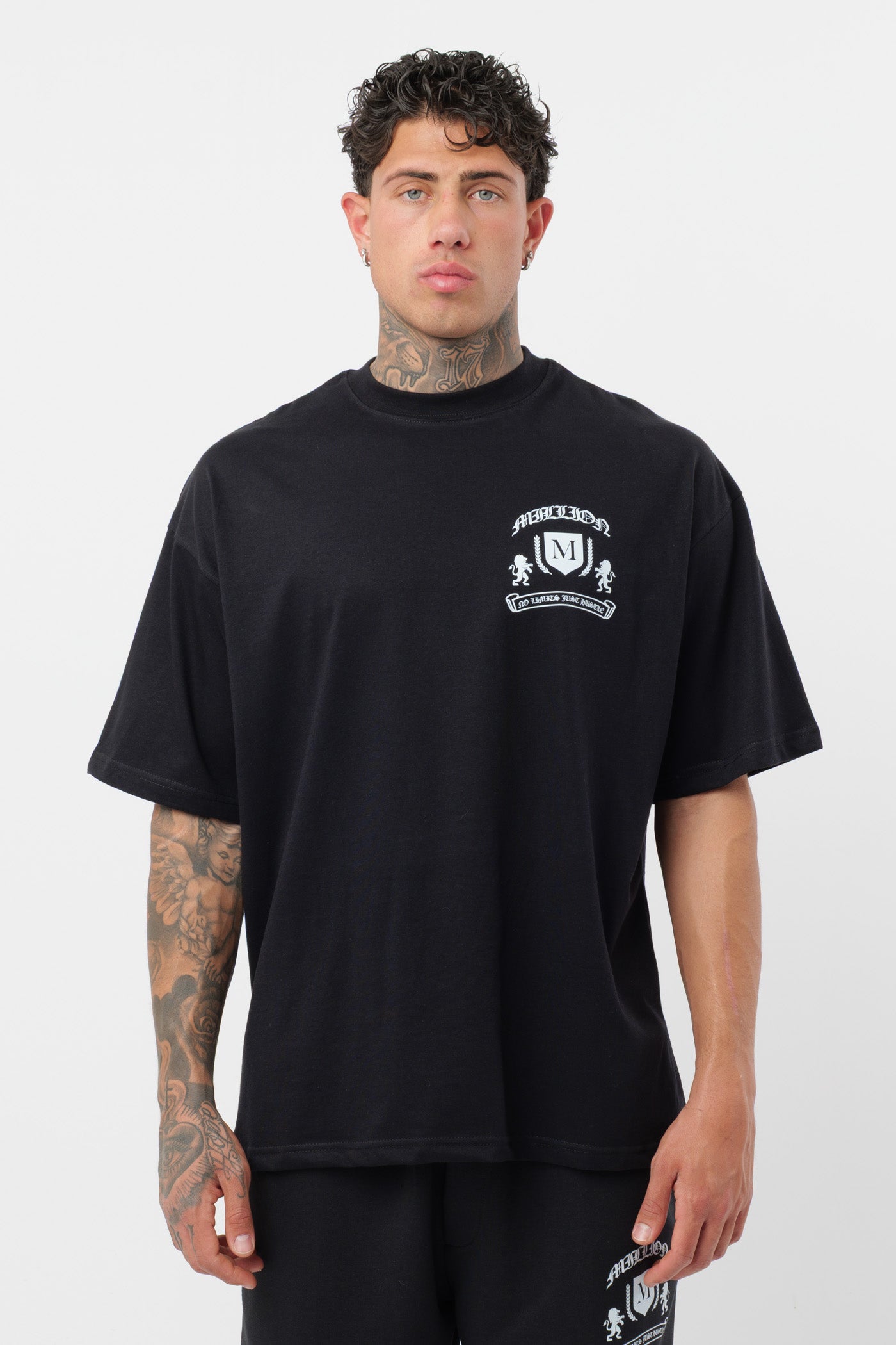 Weißes T-Shirt mit schwarzem Logo