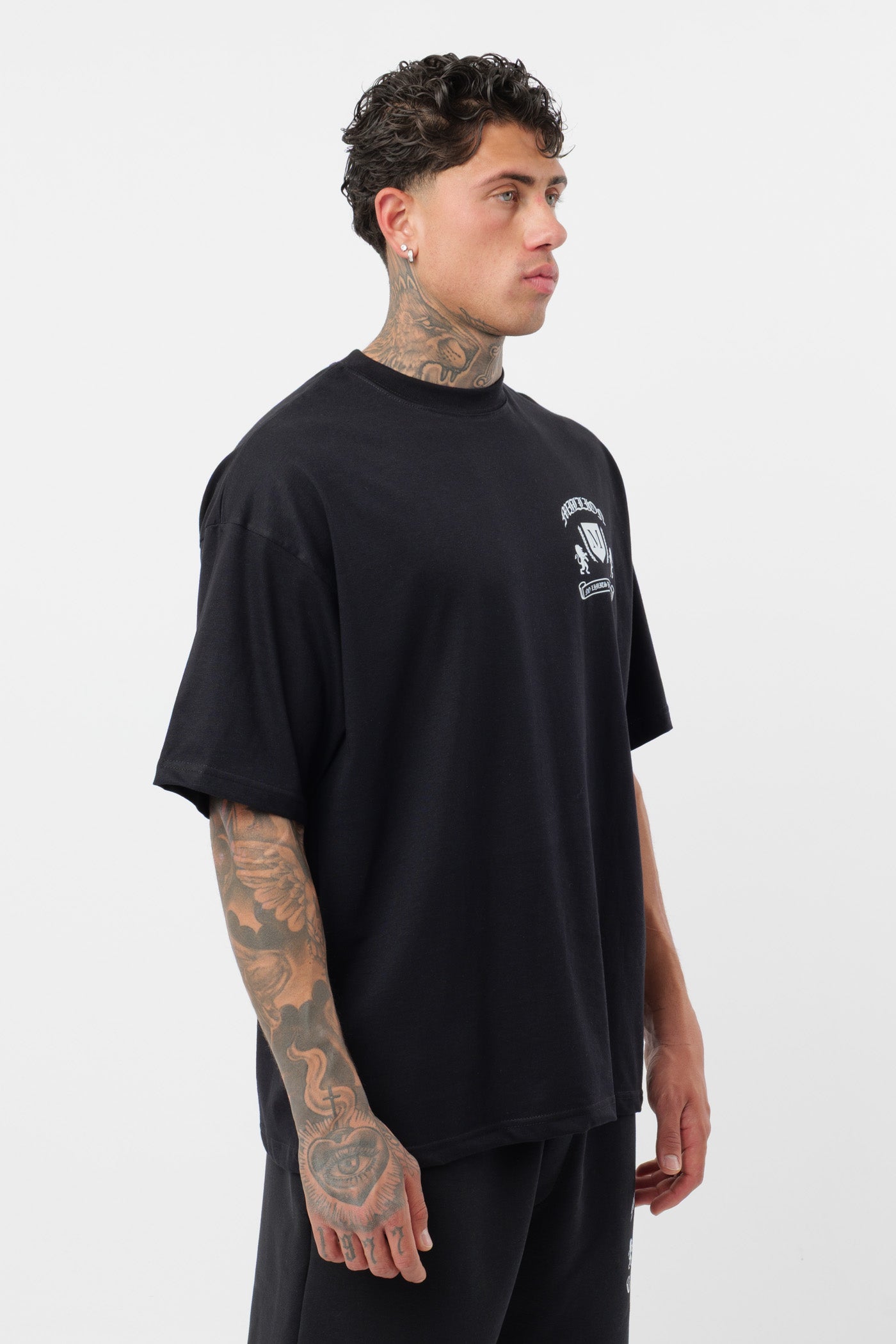 Weißes T-Shirt mit schwarzem Logo