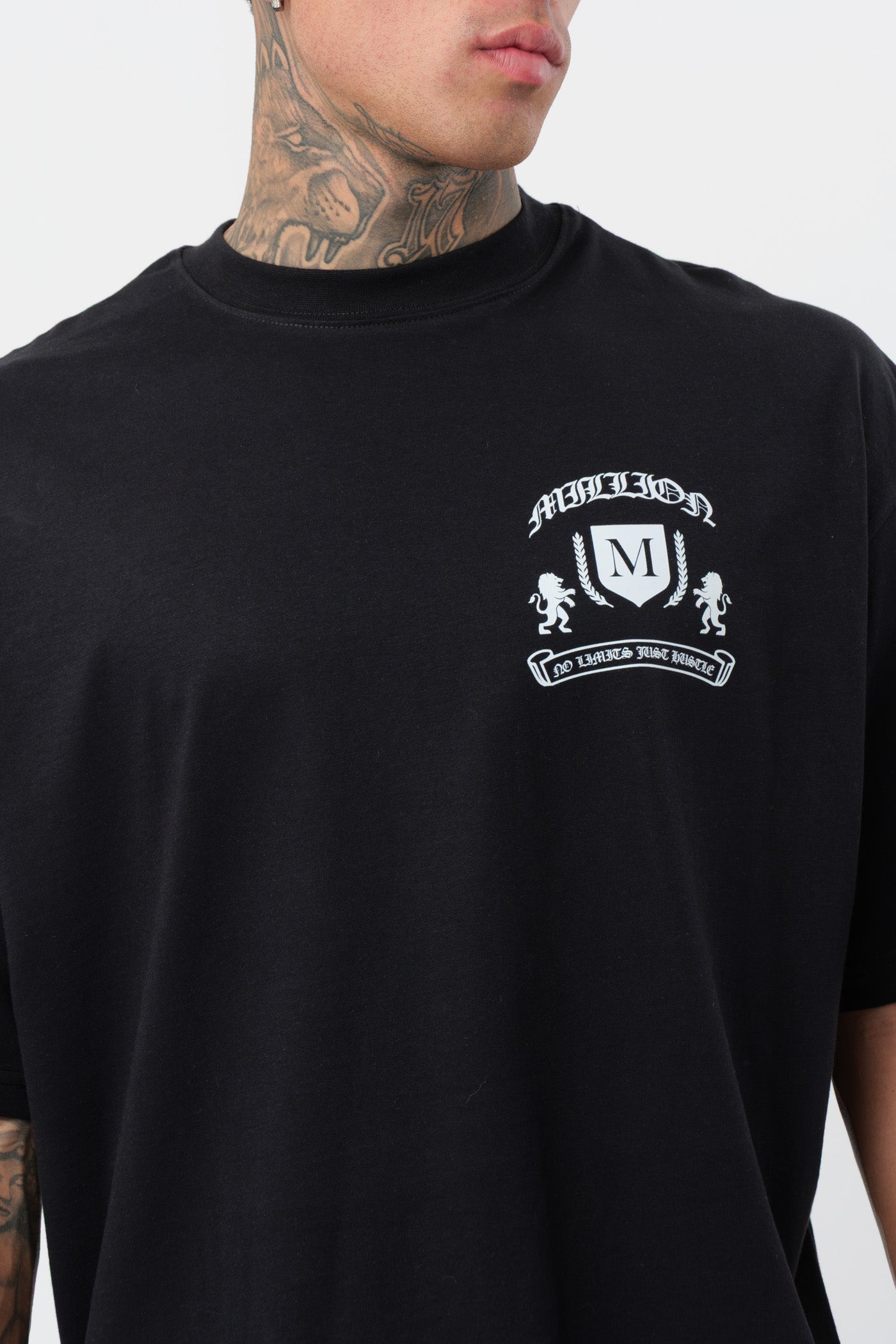 Weißes T-Shirt mit schwarzem Logo