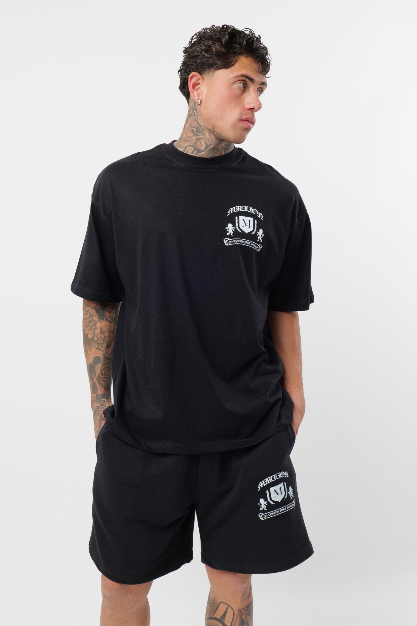 Weißes T-Shirt mit schwarzem Logo