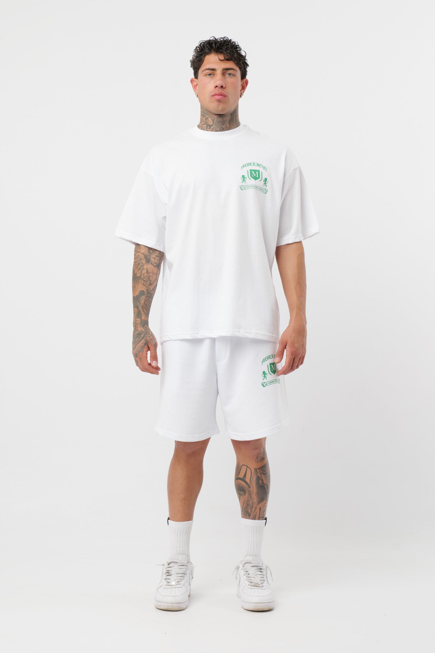 Schwarzes T-Shirt mit schwarzem Logo