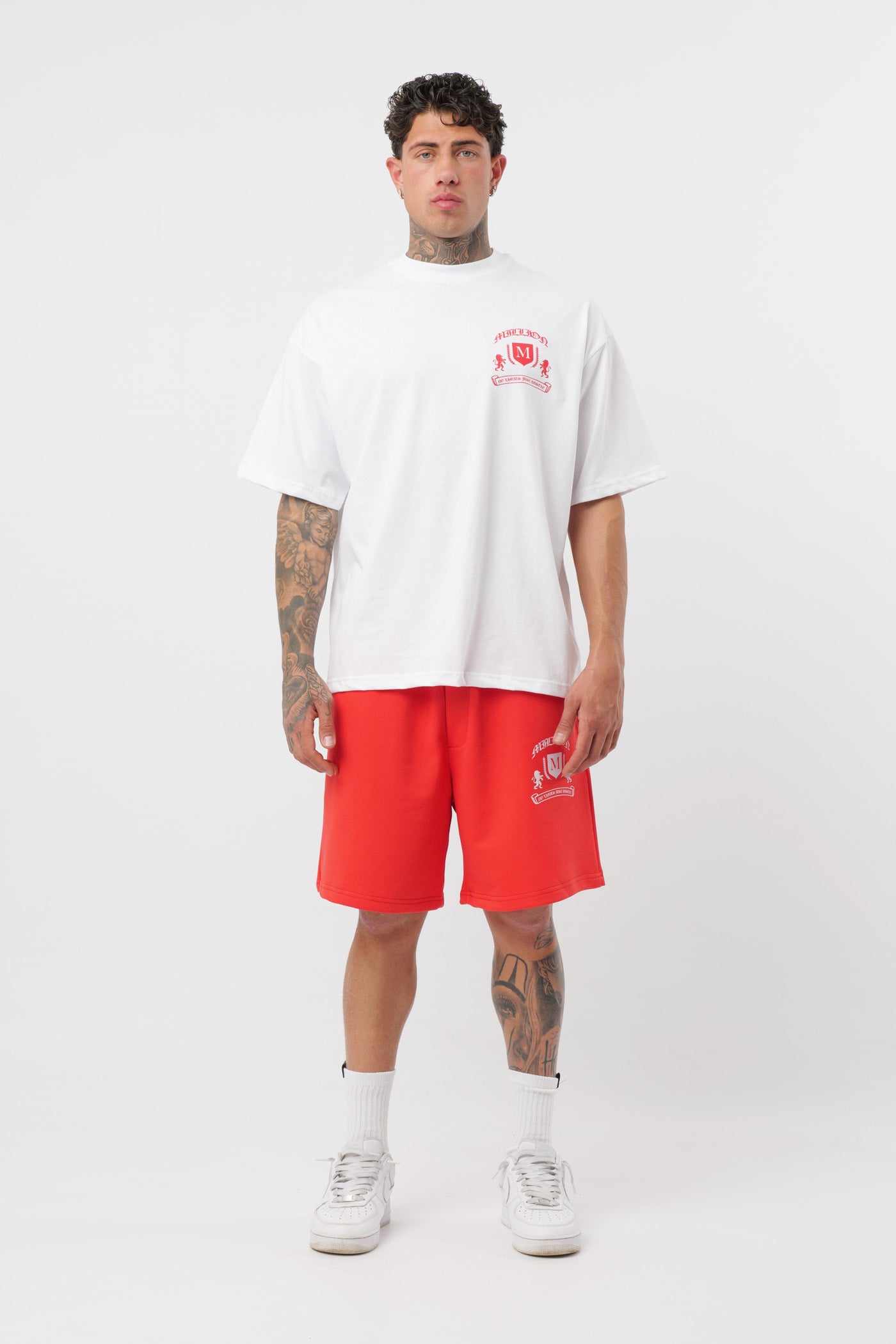 Weißes T-Shirt mit schwarzem Logo
