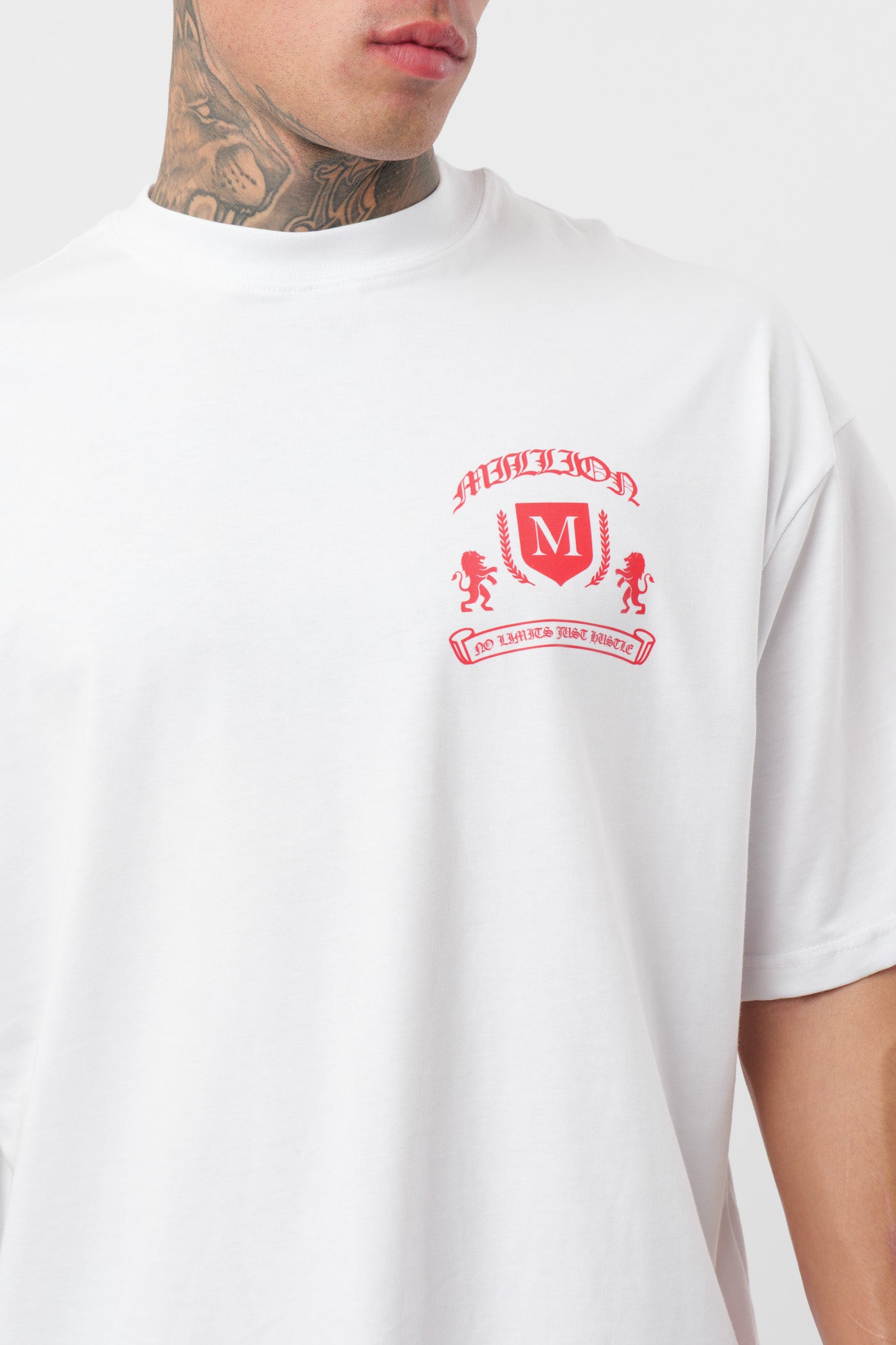 Weißes T-Shirt mit schwarzem Logo