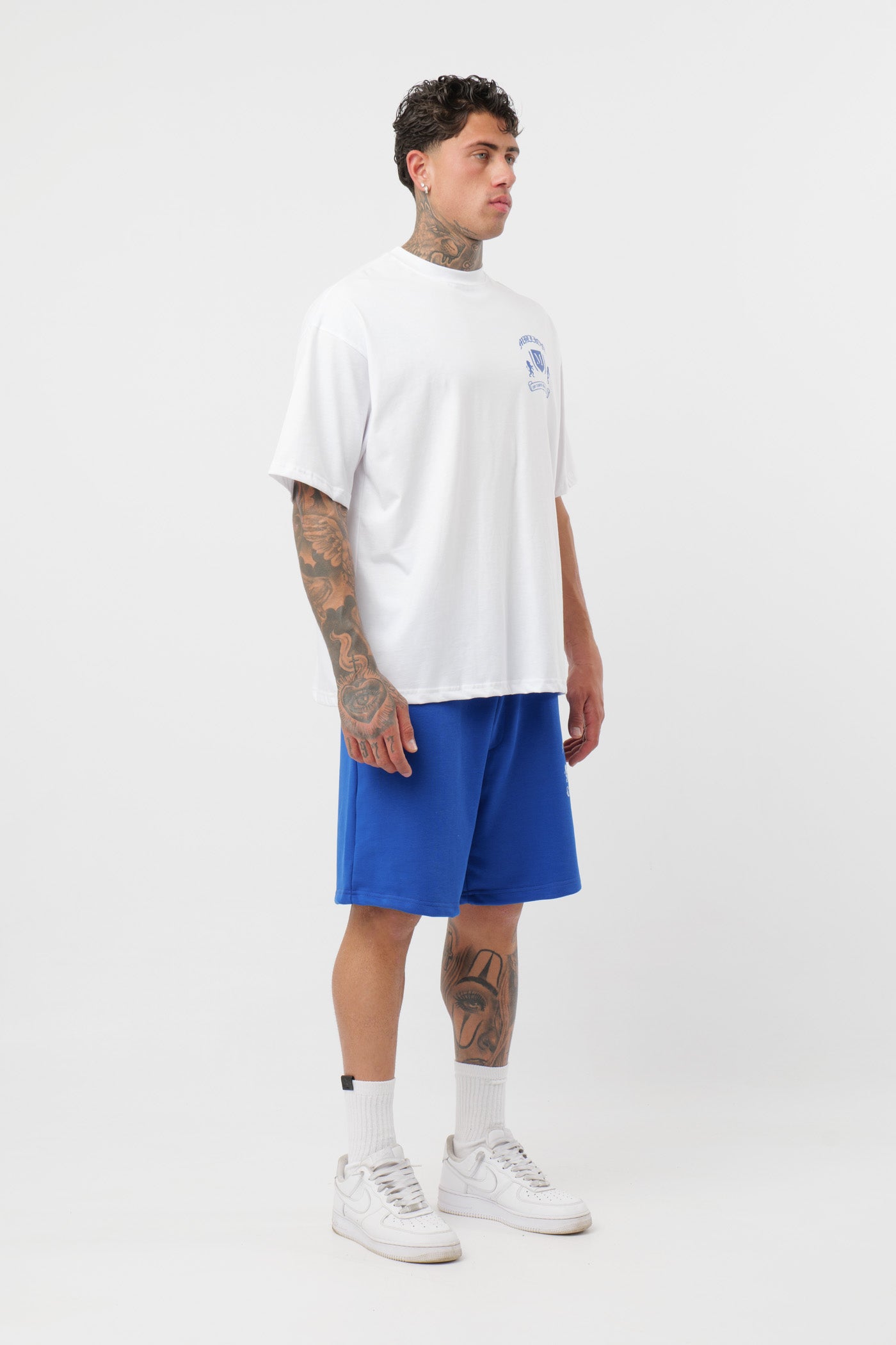 Weißes T-Shirt mit schwarzem Logo