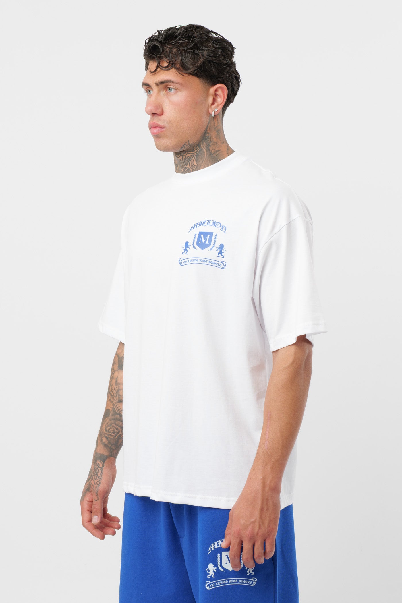 Weißes T-Shirt mit schwarzem Logo