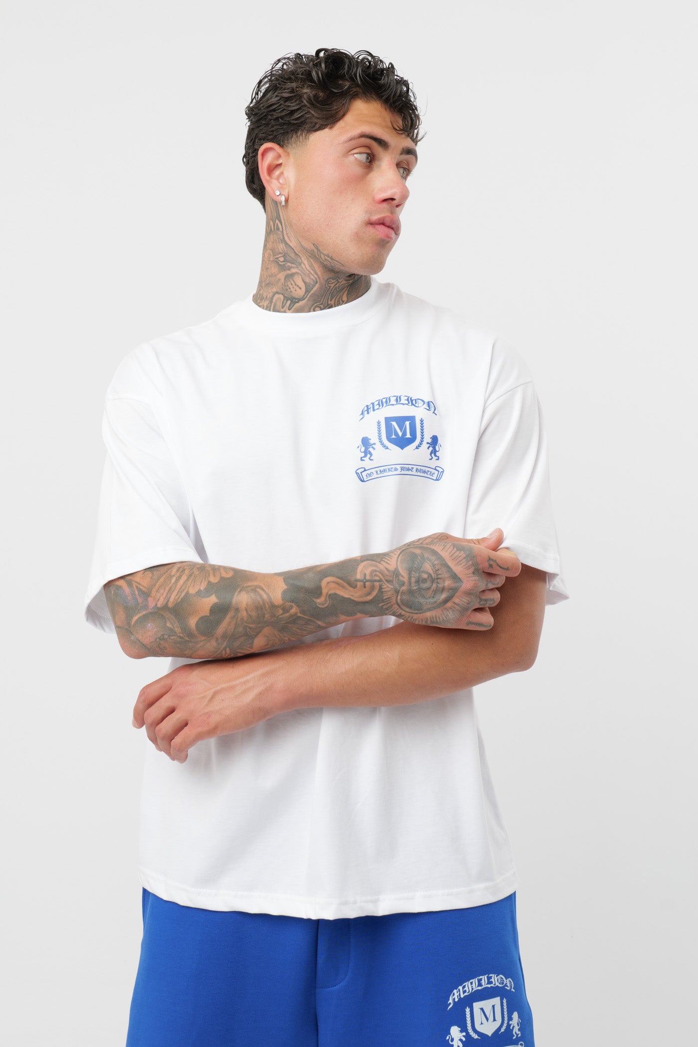 Weißes T-Shirt mit schwarzem Logo